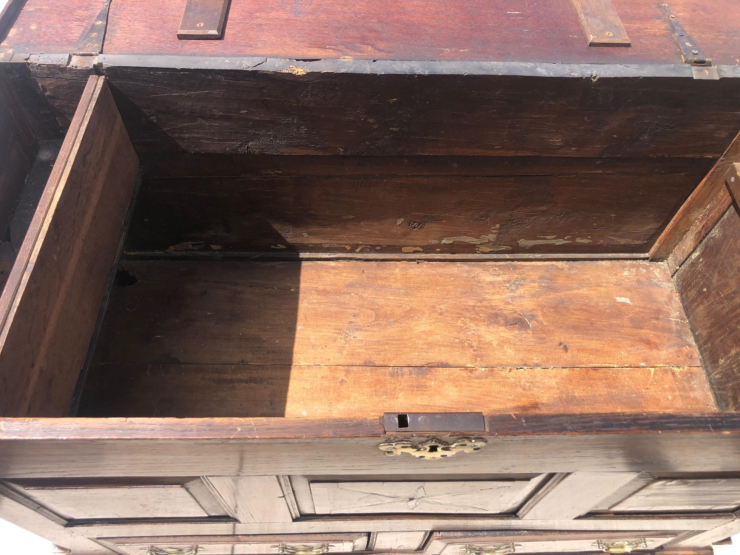 Cassettone georgiano inglese del XVIII secolo in Oak con intarsio di stelle a compasso in vendita 3