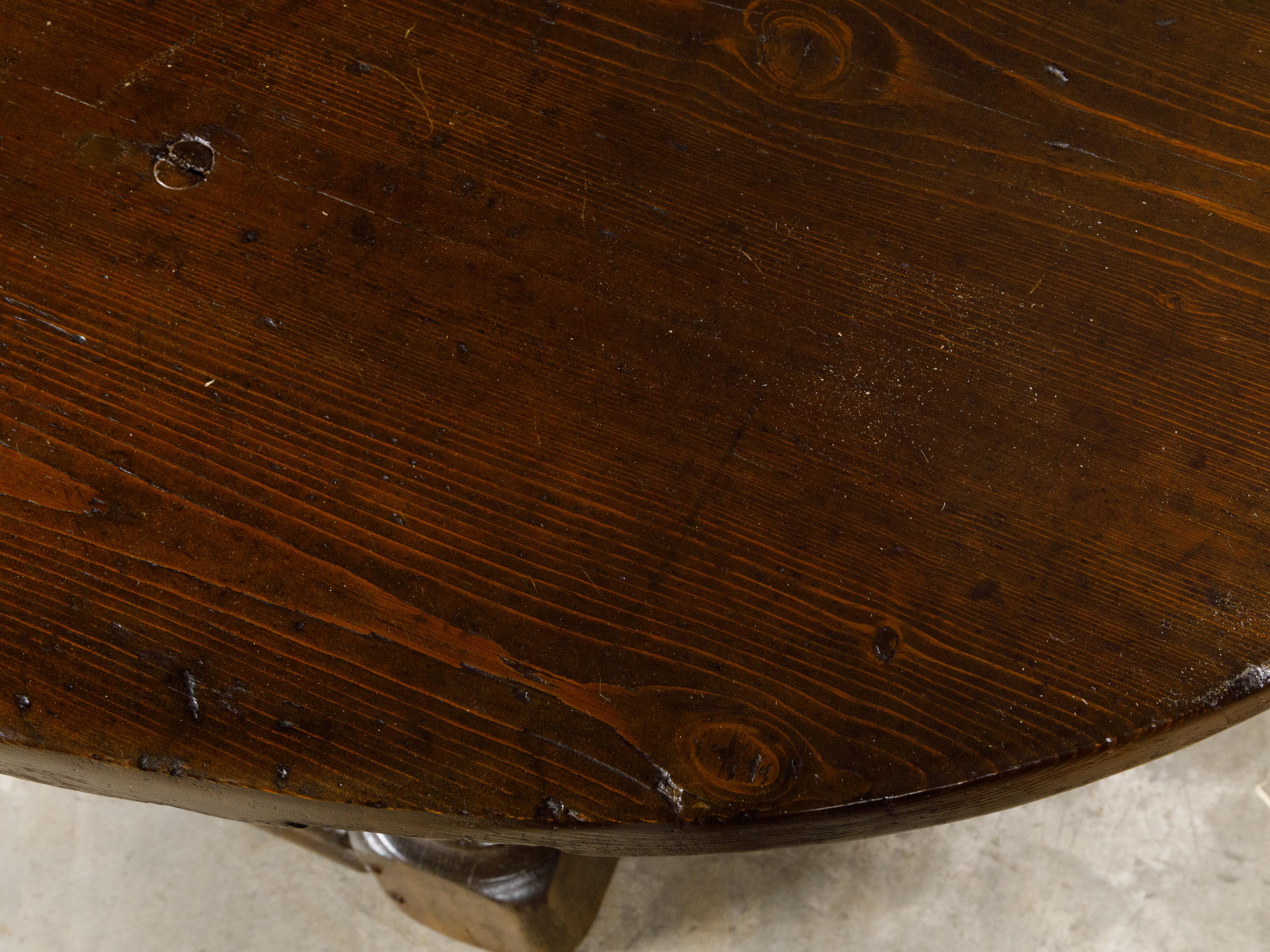 Stained 18th Century Georgian English Pine Table with Oval Top and Turned Legs For Sale