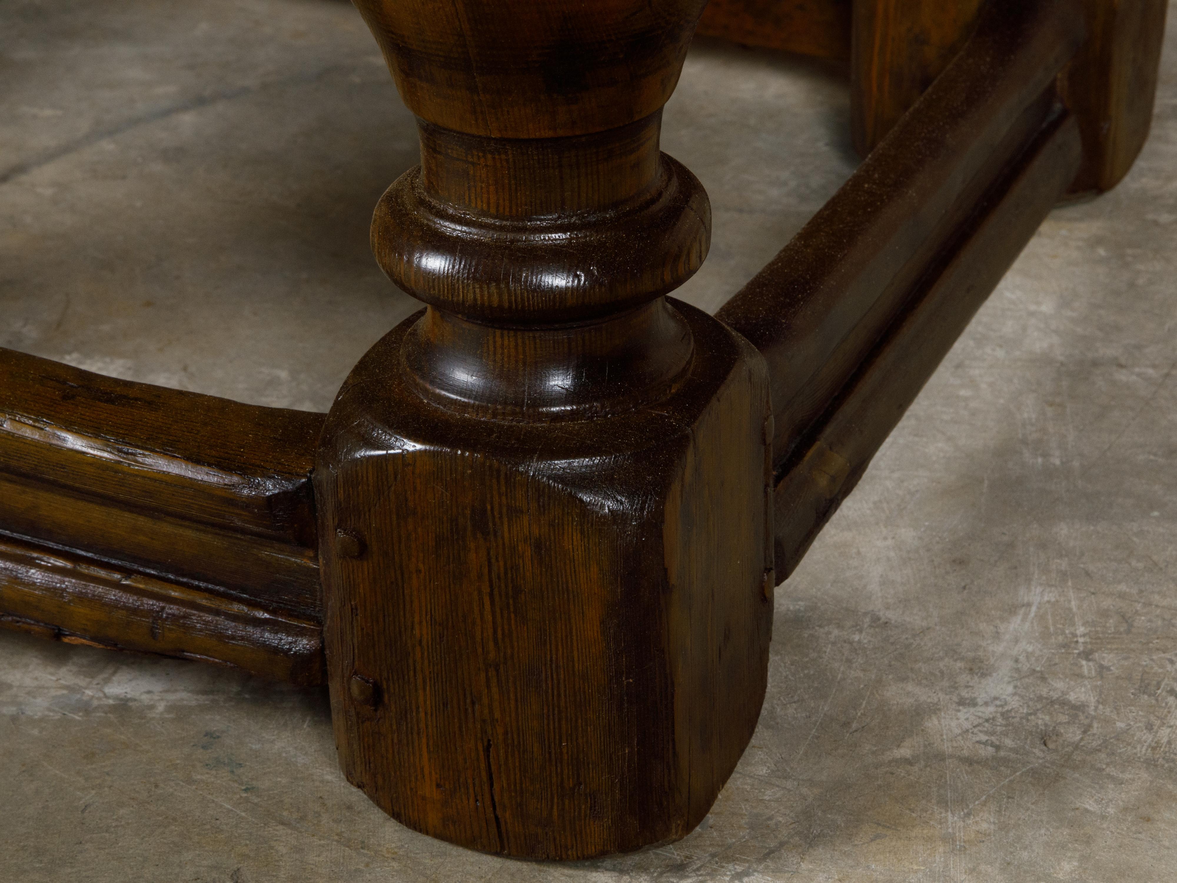 18th Century Georgian English Pine Table with Oval Top and Turned Legs For Sale 1