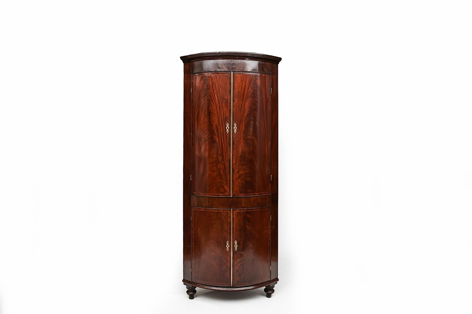 18th Century Georgian Flame Mahogany Corner Cabinet In Good Condition In Dublin 8, IE
