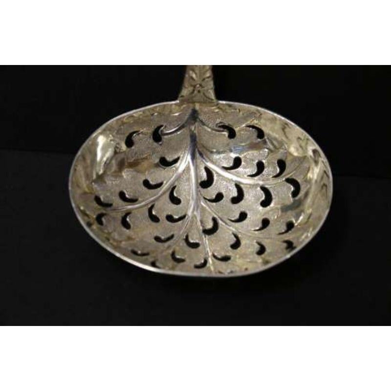 Argent Cuillère à sucre en argent gravé marquée d'un hall de style géorgien du 18ème siècle, Londres 1799 -80 en vente