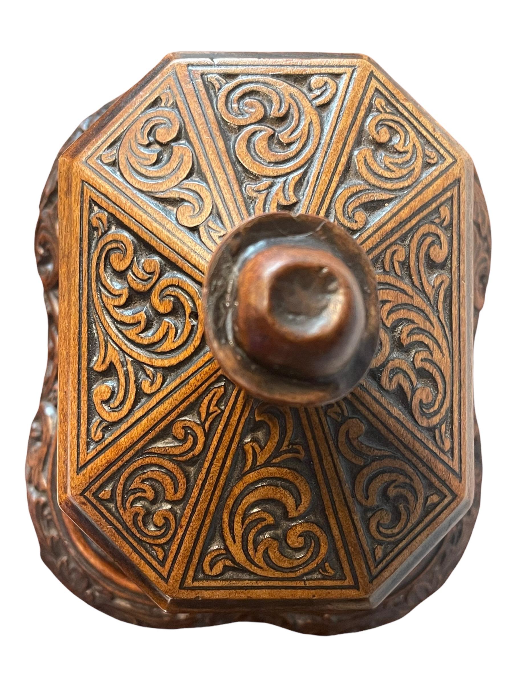 18th Century Georgian Hand-Carved Walnut Wood Tobacco Box For Sale 7