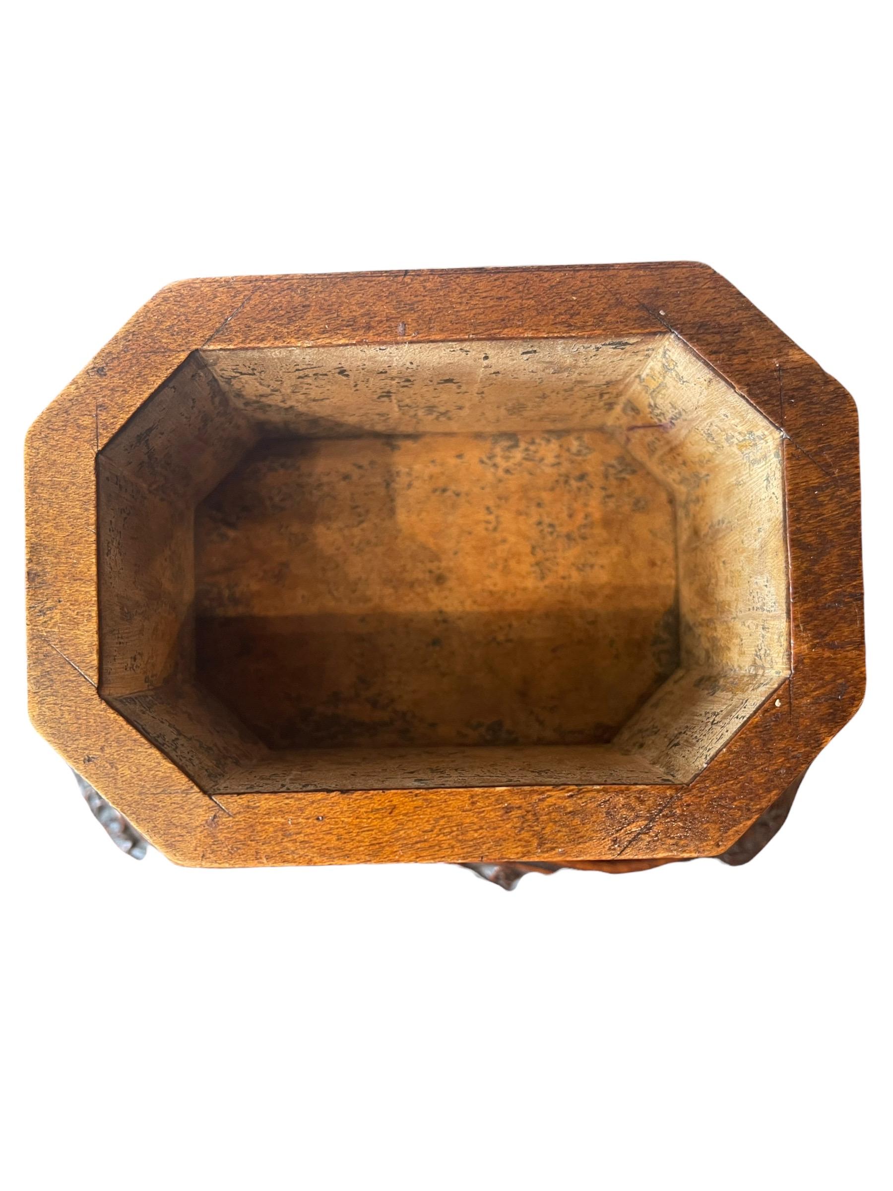 18th Century Georgian Hand-Carved Walnut Wood Tobacco Box For Sale 8