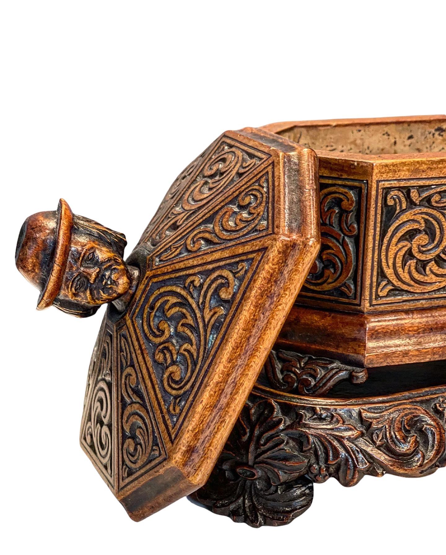 Handgeschnitzte Tabakdose aus georgianischem Nussbaumholz aus dem 18. Jahrhundert auf dem Originalständer. Es handelt sich um ein äußerst schönes und seltenes Stück, das in seiner Art einmalig ist. 
   