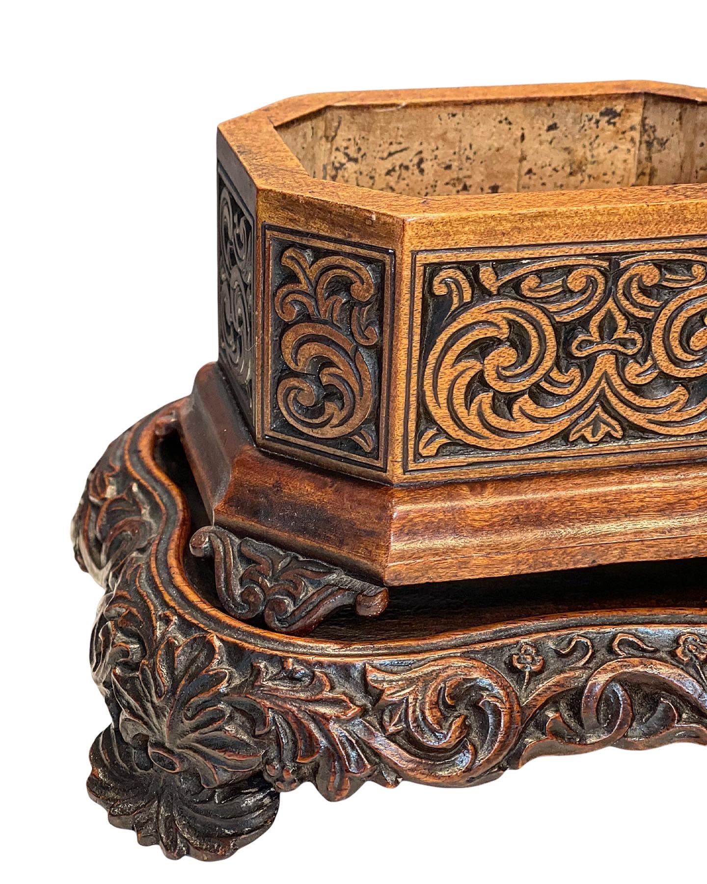 18th Century Georgian Hand-Carved Walnut Wood Tobacco Box For Sale 2