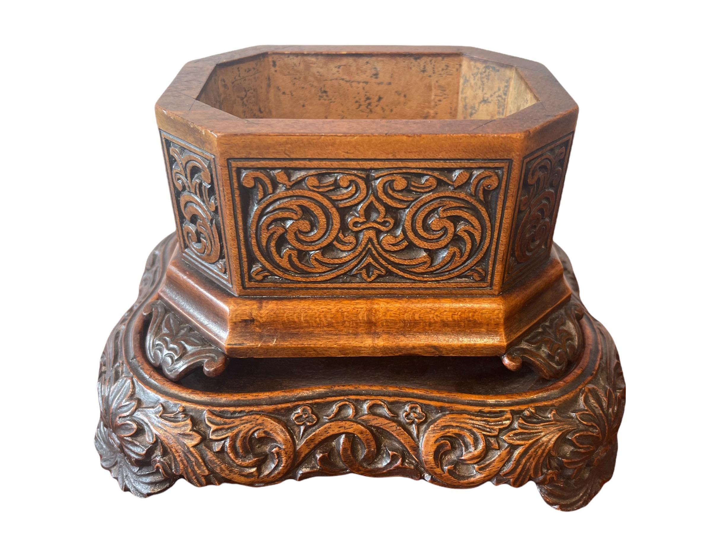18th Century Georgian Hand-Carved Walnut Wood Tobacco Box For Sale 3