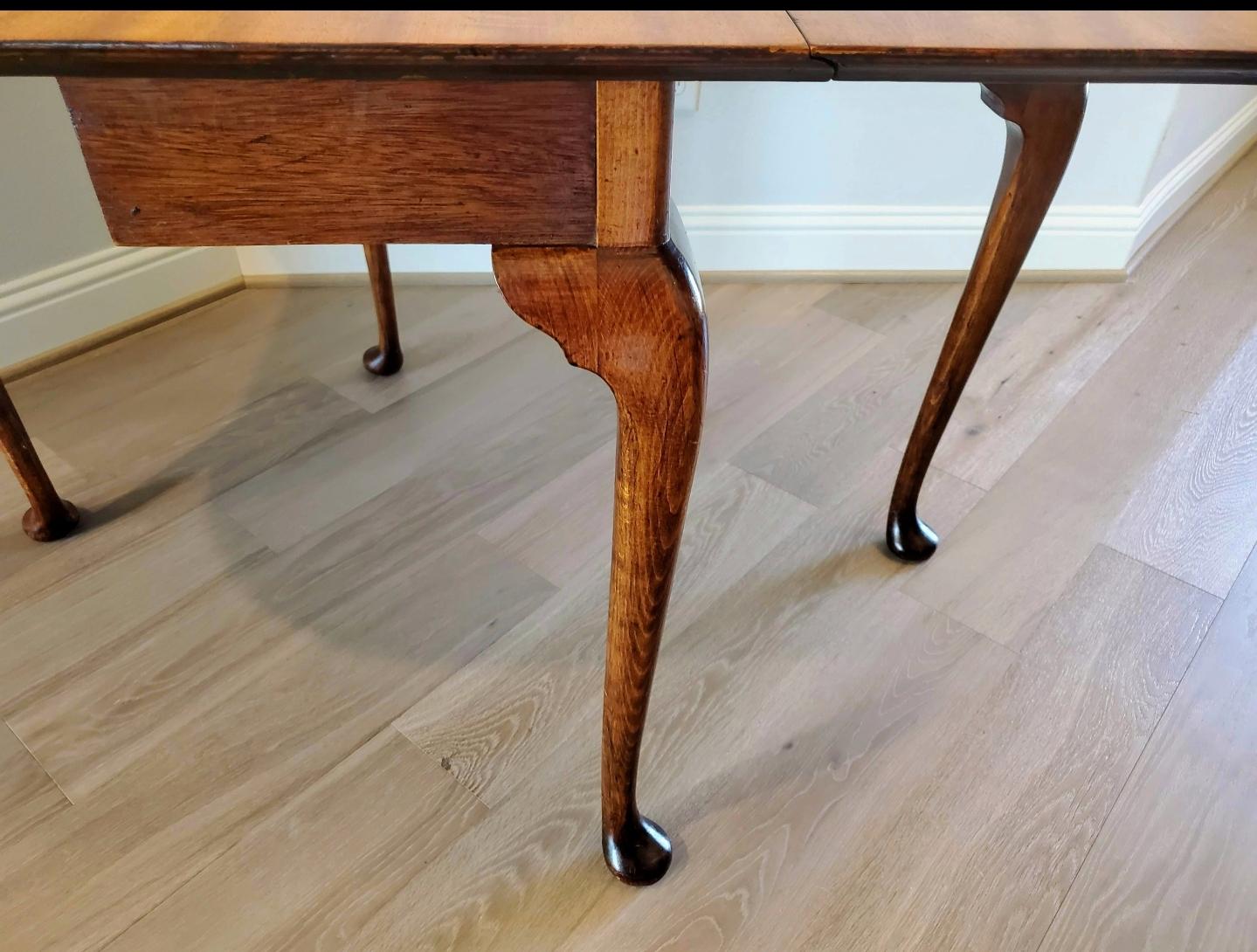 18. Jahrhundert George III Periode Figured Cherry Antique Drop Leaf Tisch im Angebot 6