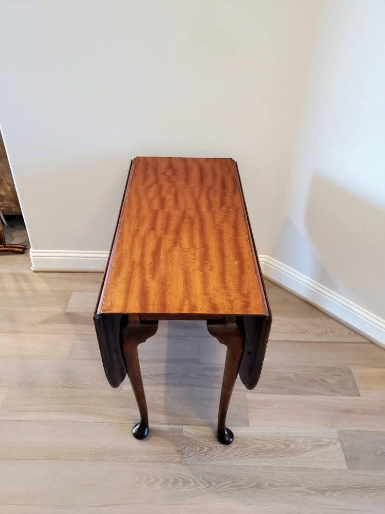 A very fine quality 18th century Georgian mahogany drop-leaf table, having a magnificent, highly figured exotic mahogany top, once the leaves are fully extended the top morphing from rectangular to oval in shape, gracefully standing on four