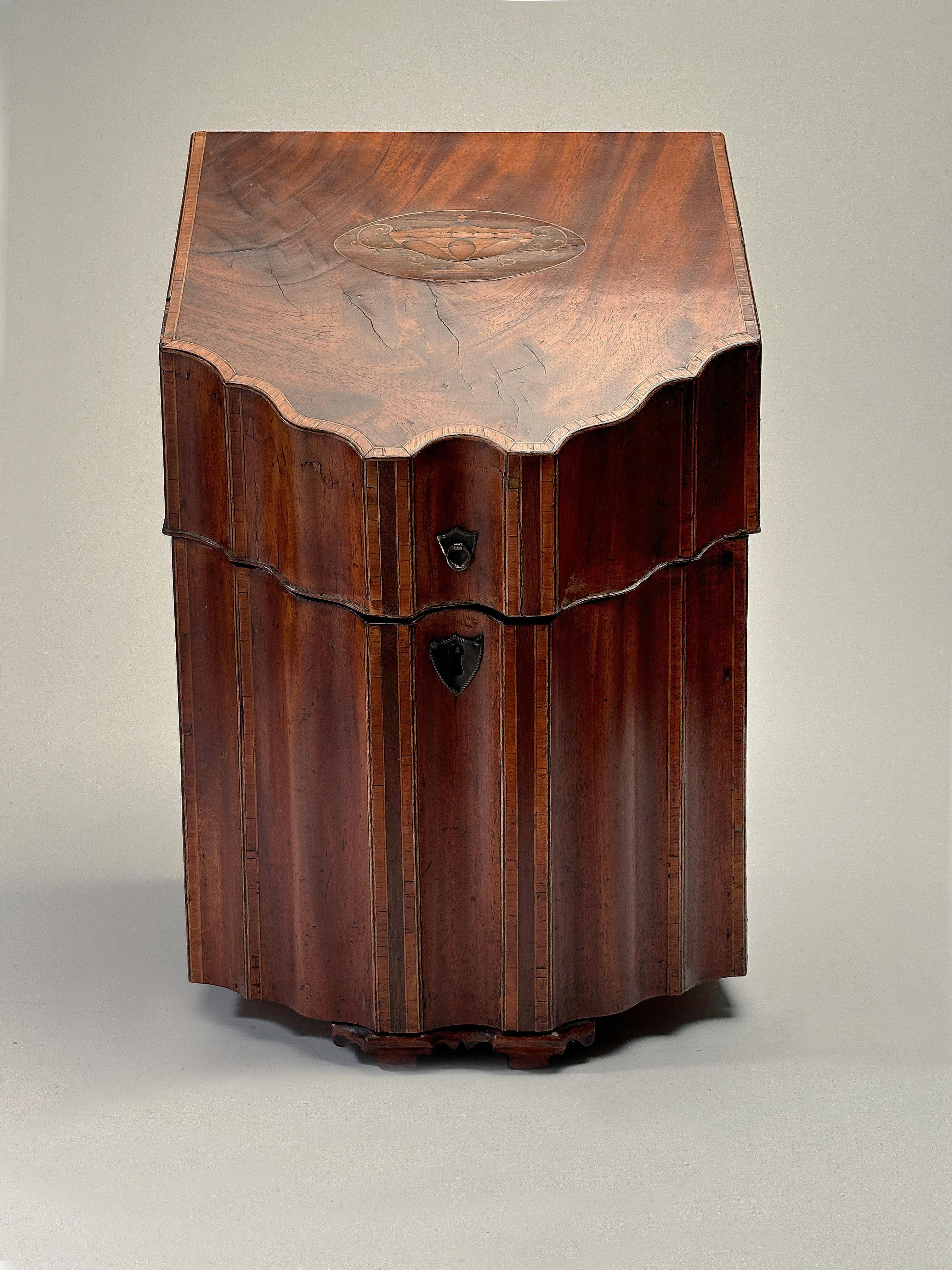 Caja de cuchillos georgiana del siglo XVIII fabricada en caoba, caoba flameada y madera de satén. La parte superior está ribeteada con incrustaciones de madera satinada de veta cruzada, la tapa exterior inclinada presenta una incrustación de