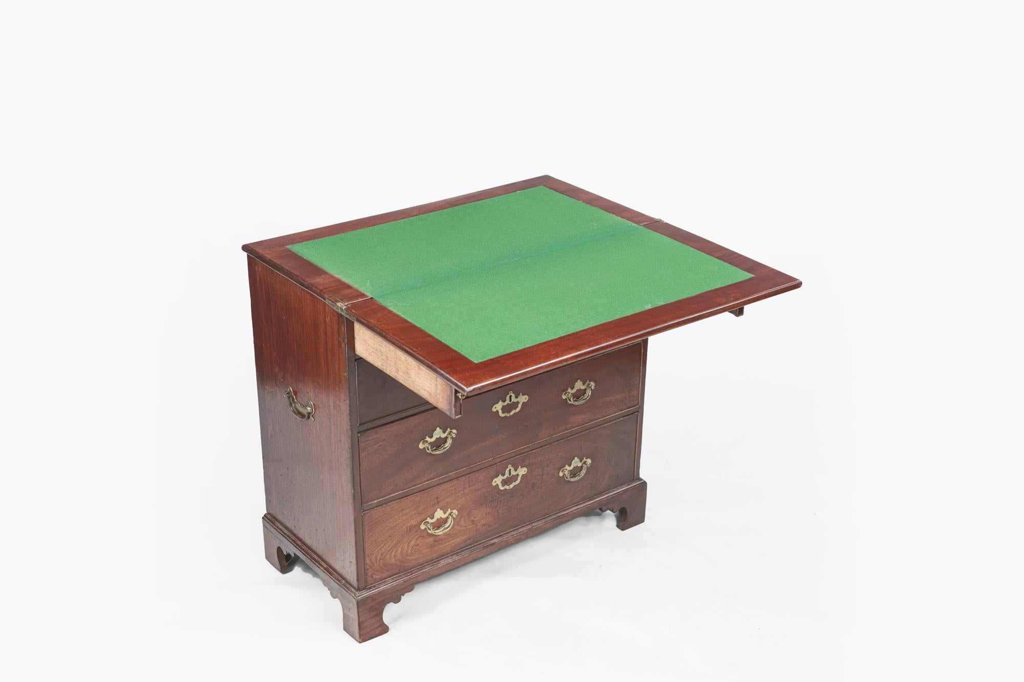 Commode de célibataire en acajou de style géorgien du XVIIIe siècle, comprenant deux tiroirs courts et trois tiroirs longs avec poignées en laiton et écussons stylisés, y compris une paire inhabituelle de poignées de chaque côté de la commode. Le
