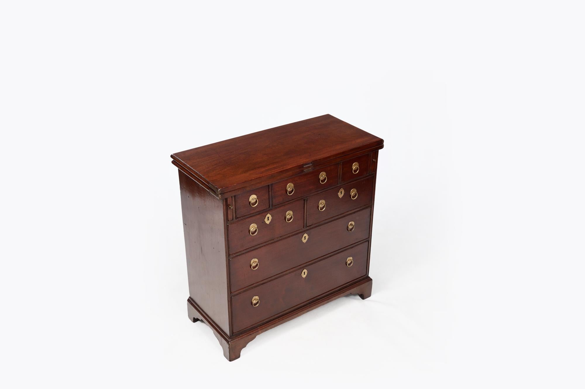 18th Century Georgian Mahogany Bachelor’s Chest In Excellent Condition For Sale In Dublin 8, IE