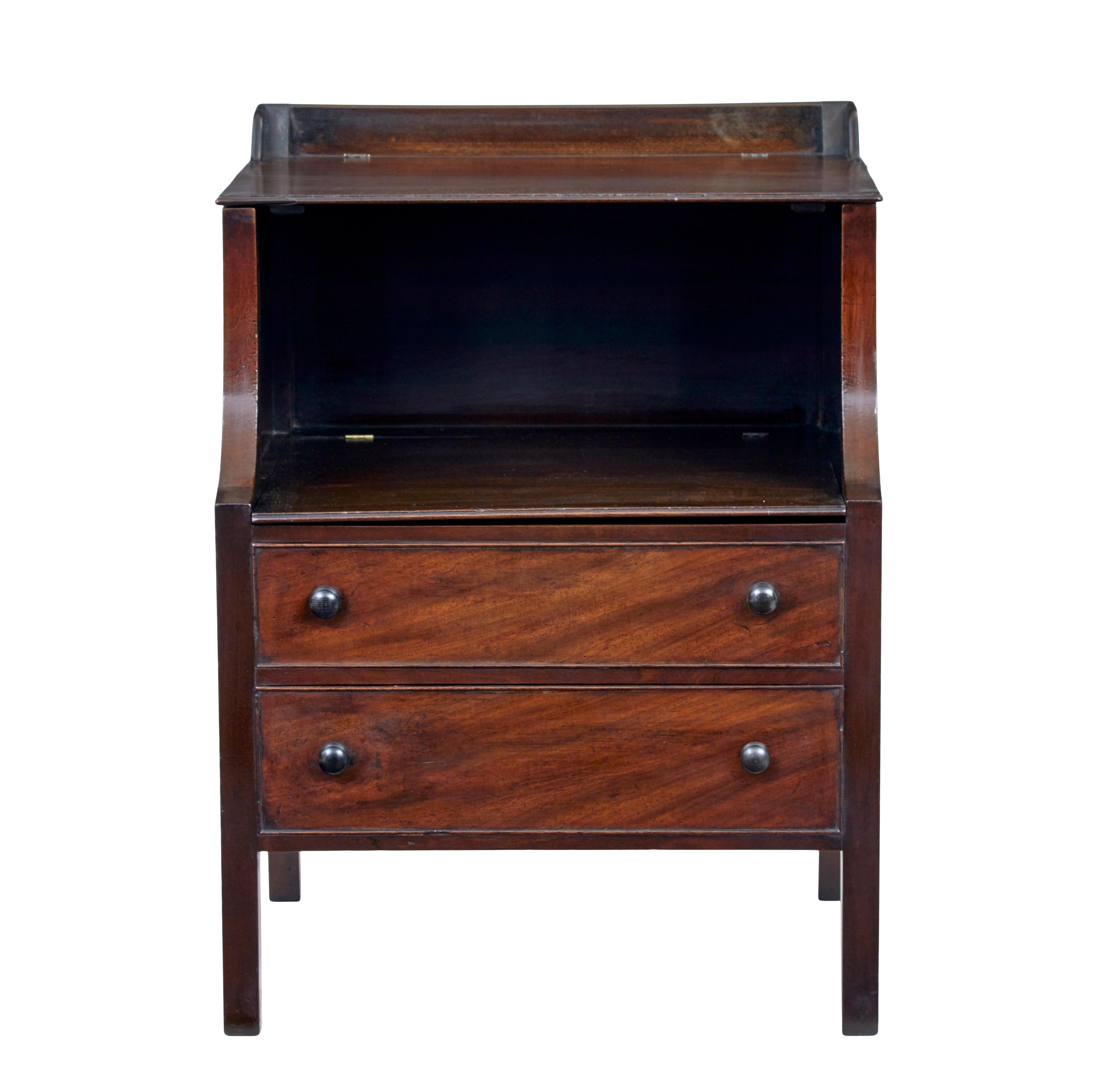 18th century Georgian mahogany bedside commode circa 1770.

Good colour and patina from this now obsolete piece of furniture.  Hinged shelf with 2 dummy drawers to the front.  Further hinged surface lifts up to the reveal the bowl.

Good example of