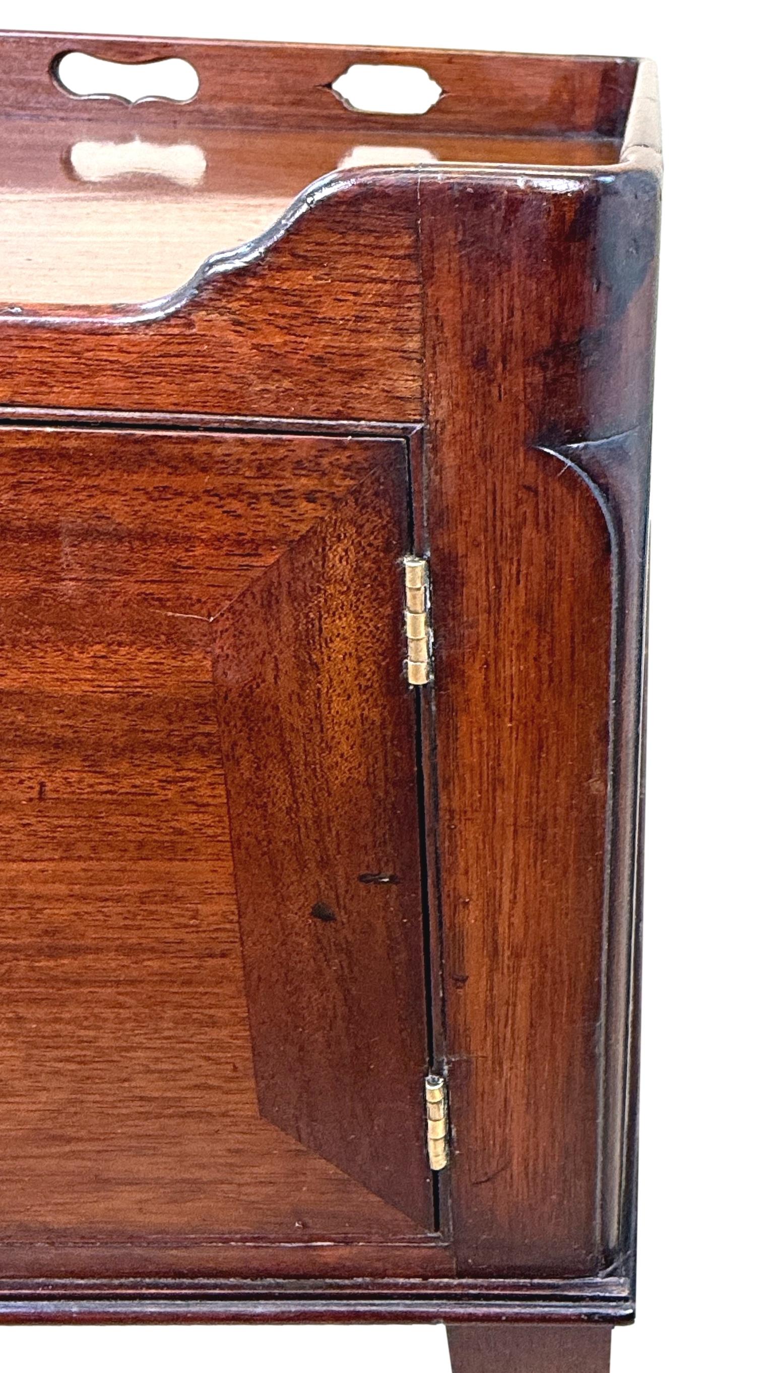 18th Century Georgian Mahogany Bedside Night Table For Sale 4