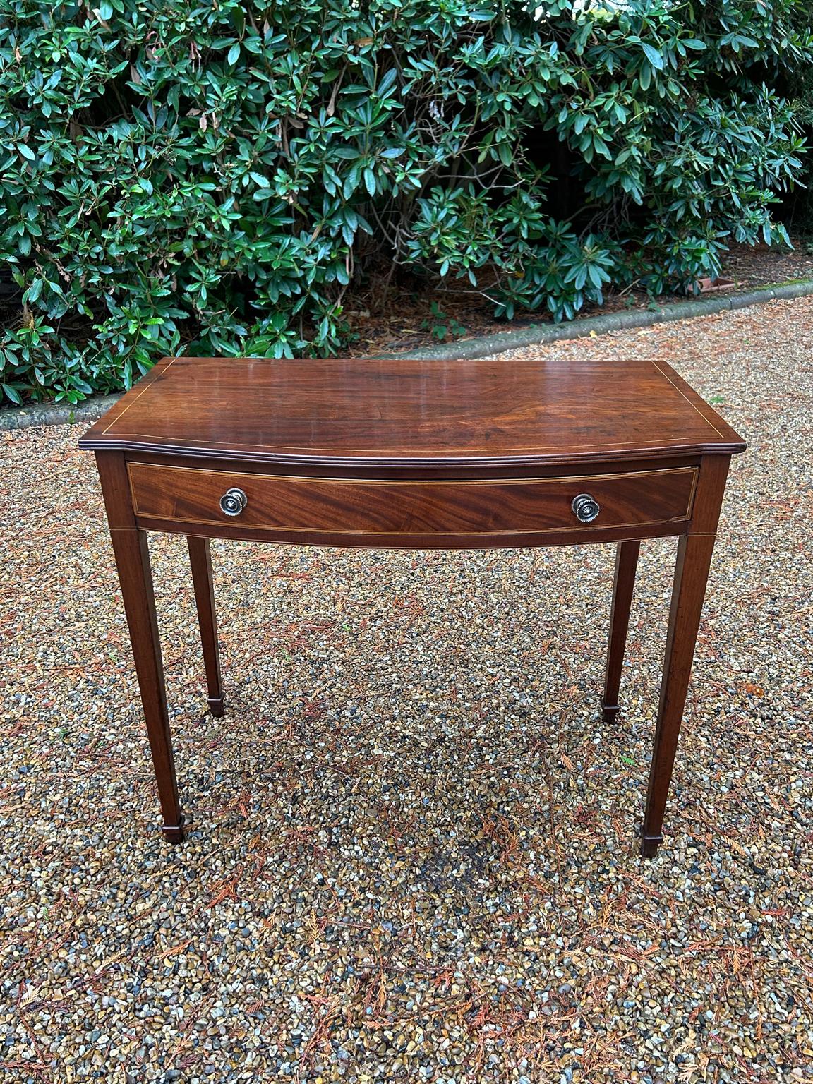 Table d'appoint géorgienne du 18e siècle en acajou avec incrustation en arc de cercle, bordée de cannelures et dotée d'un seul tiroir en acajou, sur des pieds carrés effilés.

Circa : 1790

Dimensions :

Hauteur :   29.5 pouces -  75 cm
Largeur :   