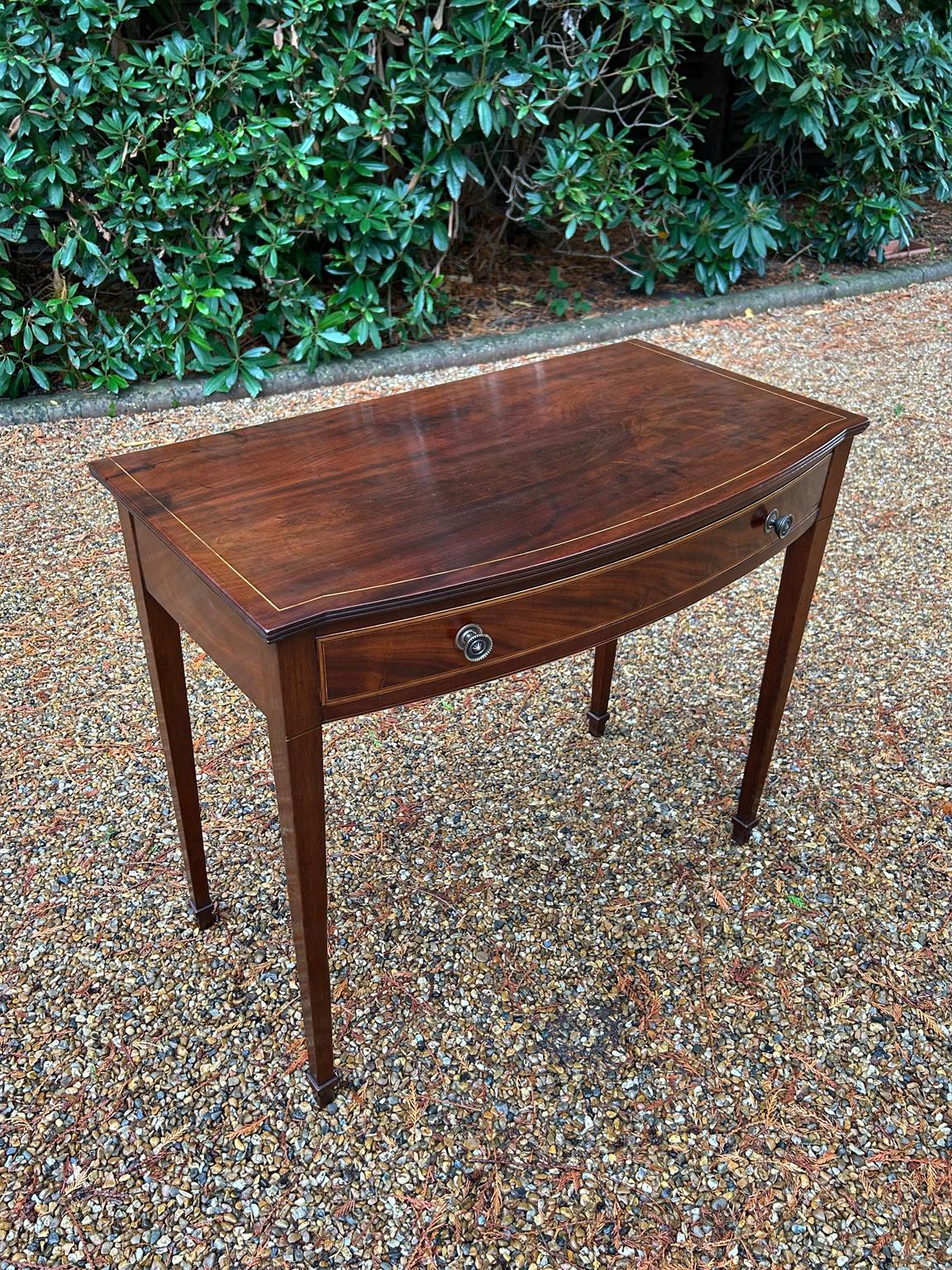 Georgien Table d'appoint en acajou géorgien du XVIIIe siècle avec incrustations en arc de cercle en vente