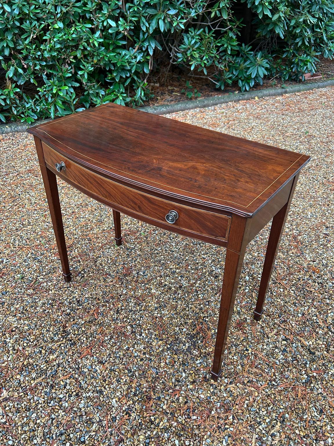 Britannique Table d'appoint en acajou géorgien du XVIIIe siècle avec incrustations en arc de cercle en vente