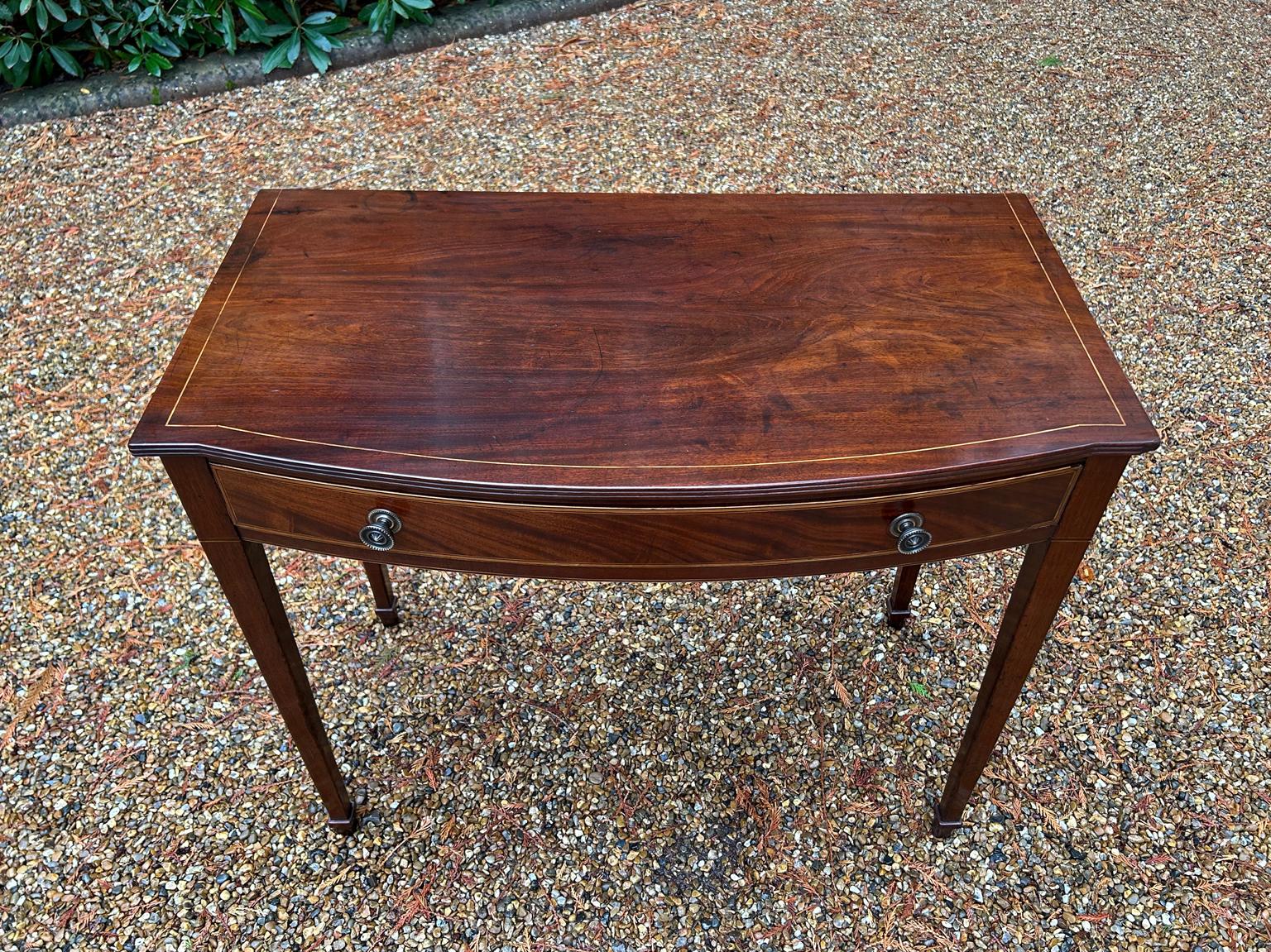Table d'appoint en acajou géorgien du XVIIIe siècle avec incrustations en arc de cercle Bon état - En vente à Richmond, Surrey