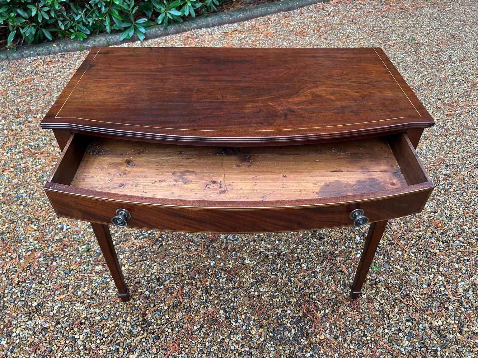 XVIIIe siècle et antérieur Table d'appoint en acajou géorgien du XVIIIe siècle avec incrustations en arc de cercle en vente