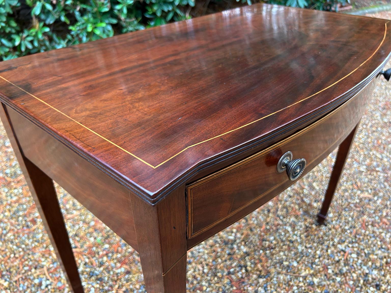 Acajou Table d'appoint en acajou géorgien du XVIIIe siècle avec incrustations en arc de cercle en vente