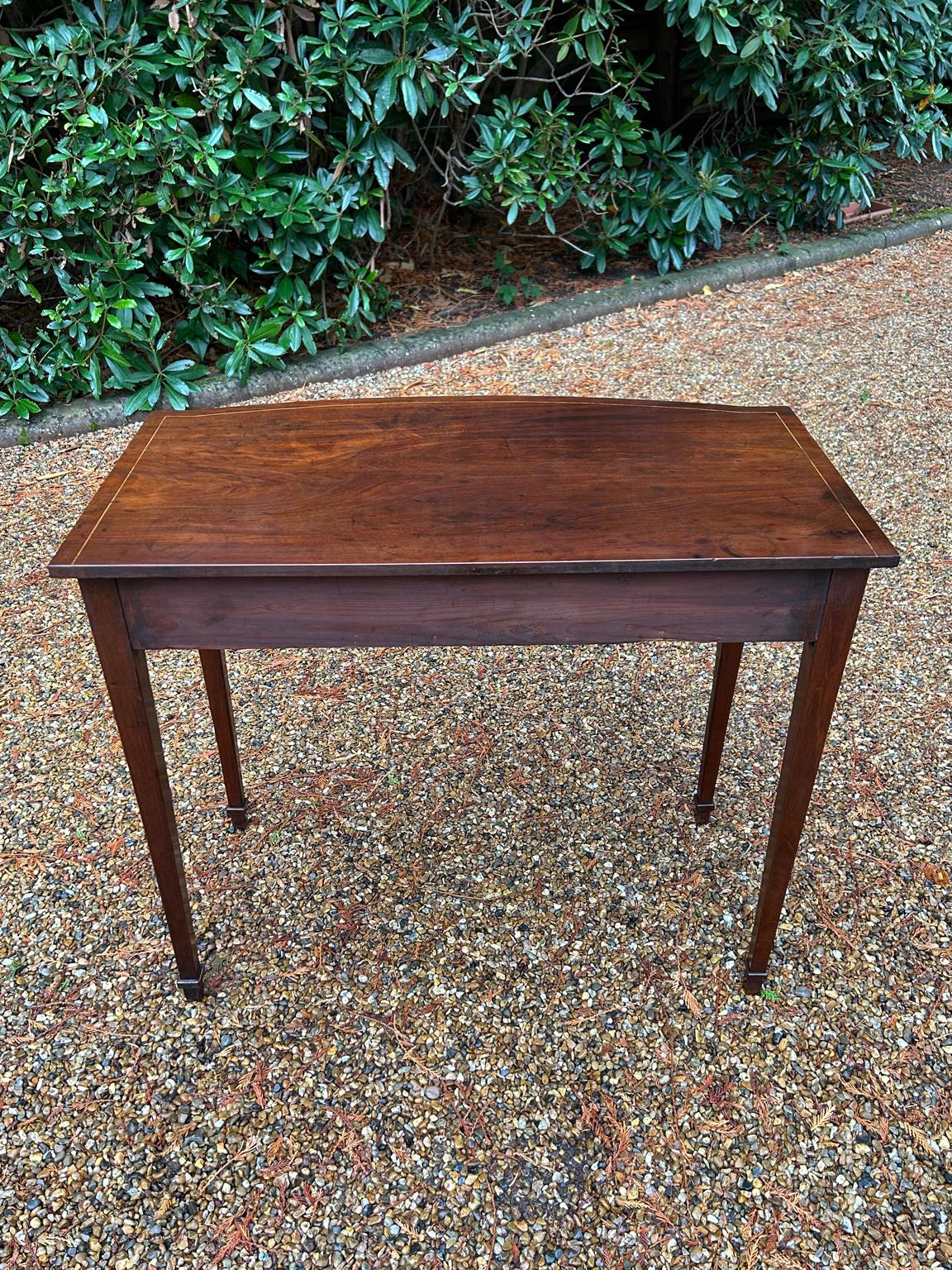 Table d'appoint en acajou géorgien du XVIIIe siècle avec incrustations en arc de cercle en vente 1