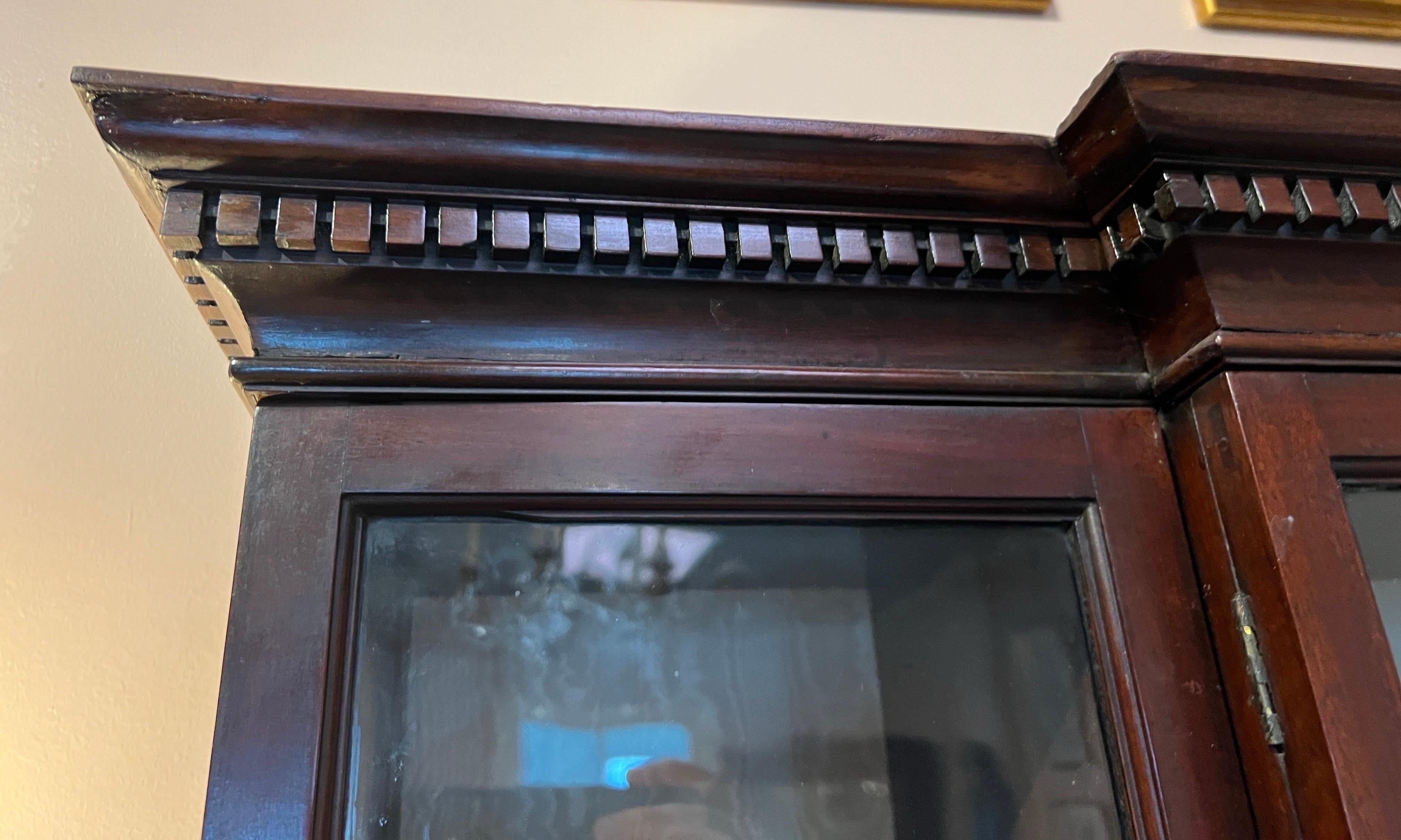 Fina librería georgiana de caoba del siglo XVIII con molduras dentiladas, base de zócalo y tapa de 24 cristales. 