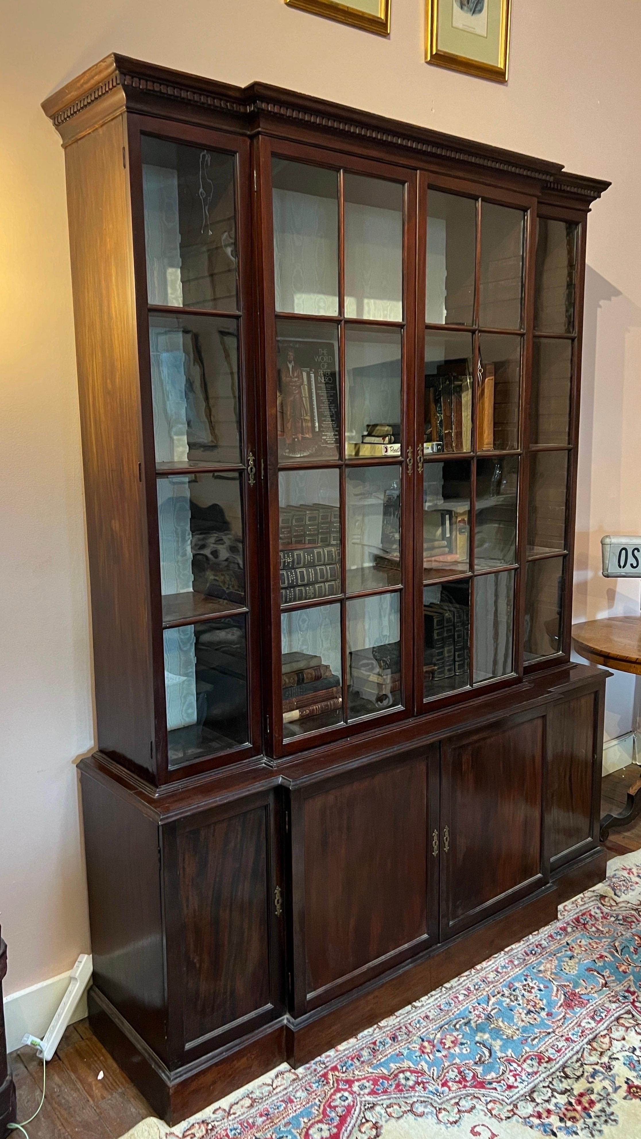 Librería georgiana de caoba del siglo XVIII con frente de separación Inglés en venta