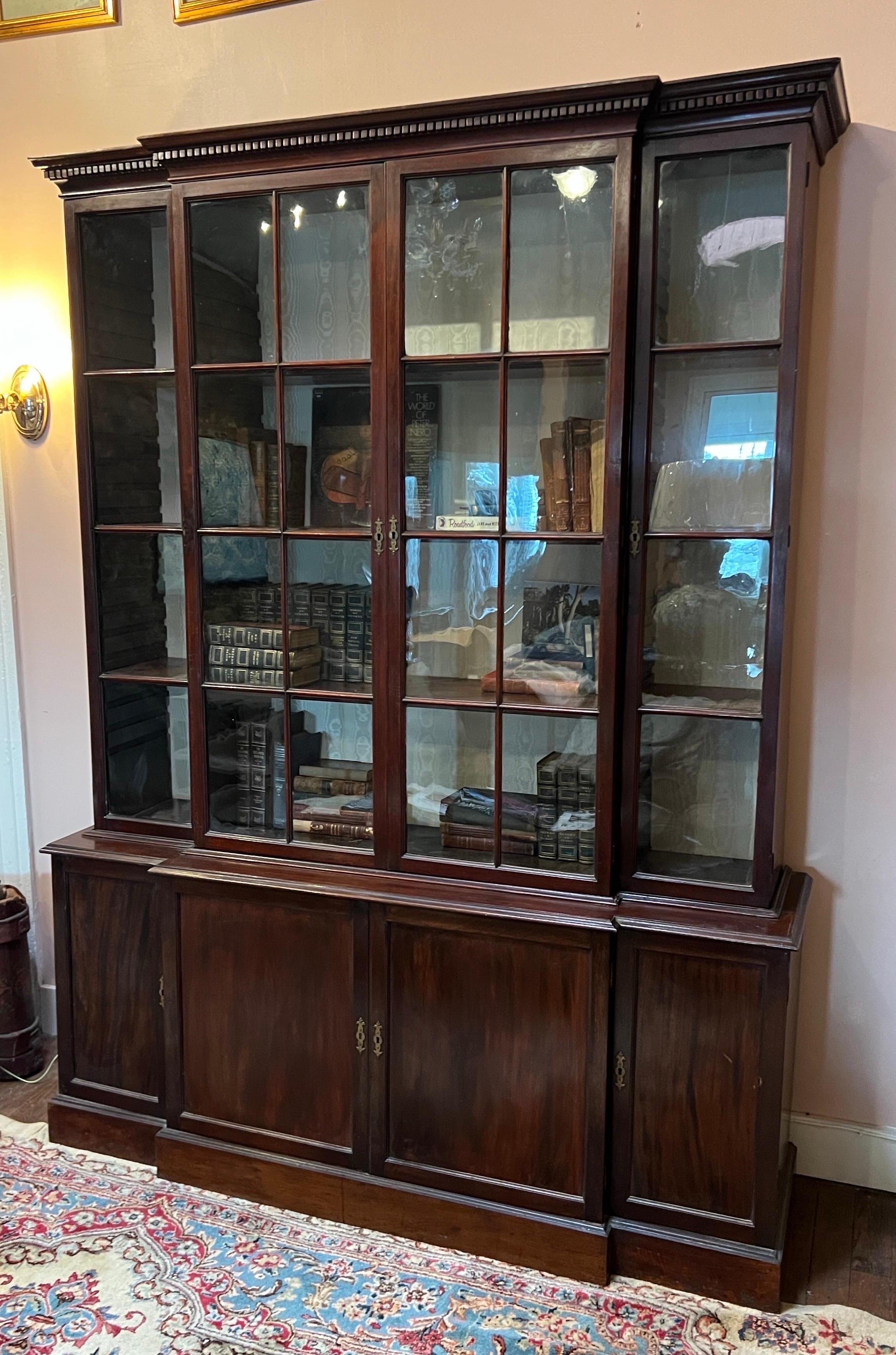 Librería georgiana de caoba del siglo XVIII con frente de separación en Bueno estado para la venta en Richmond, VA