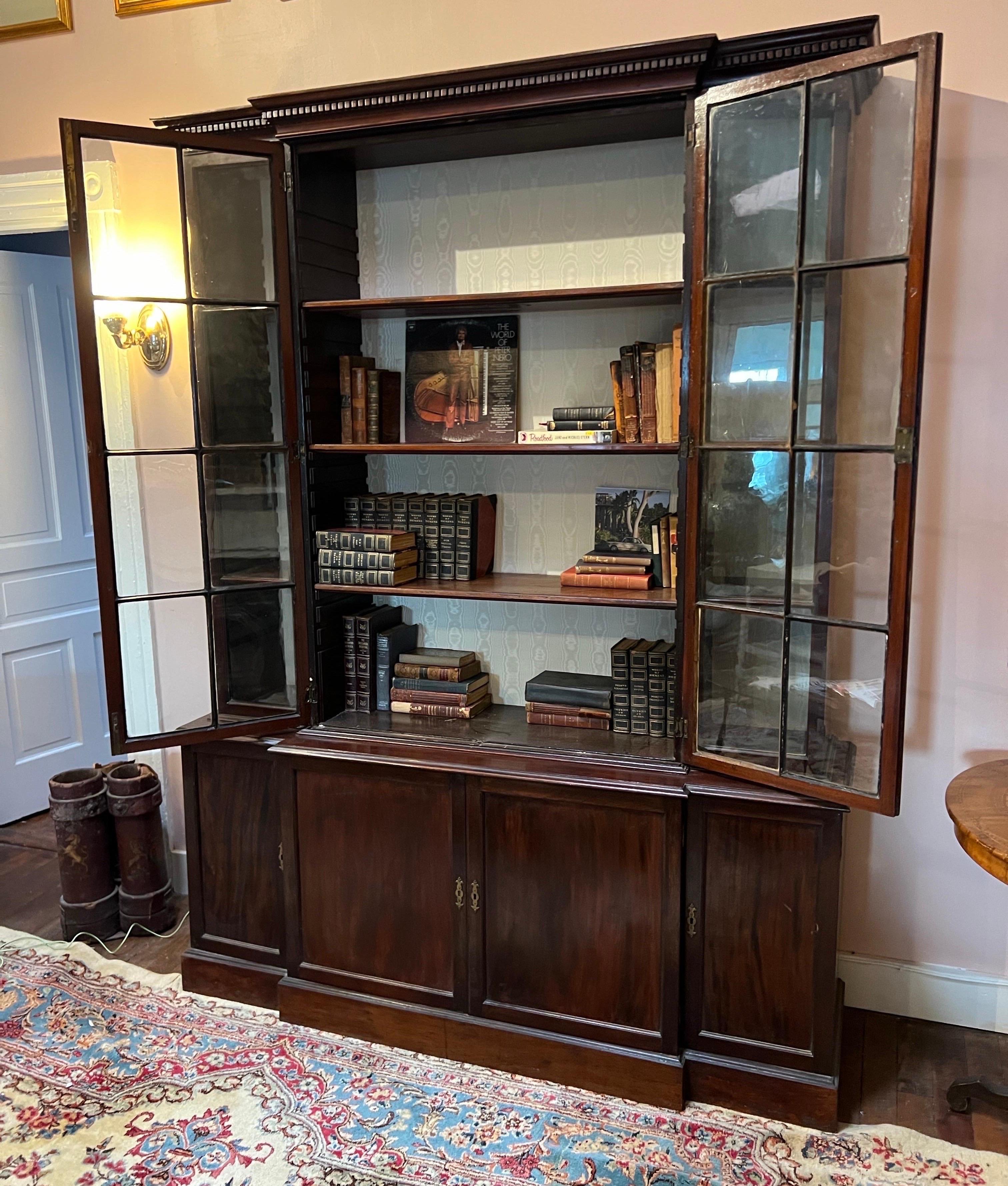 Librería georgiana de caoba del siglo XVIII con frente de separación siglo XVIII y antes en venta