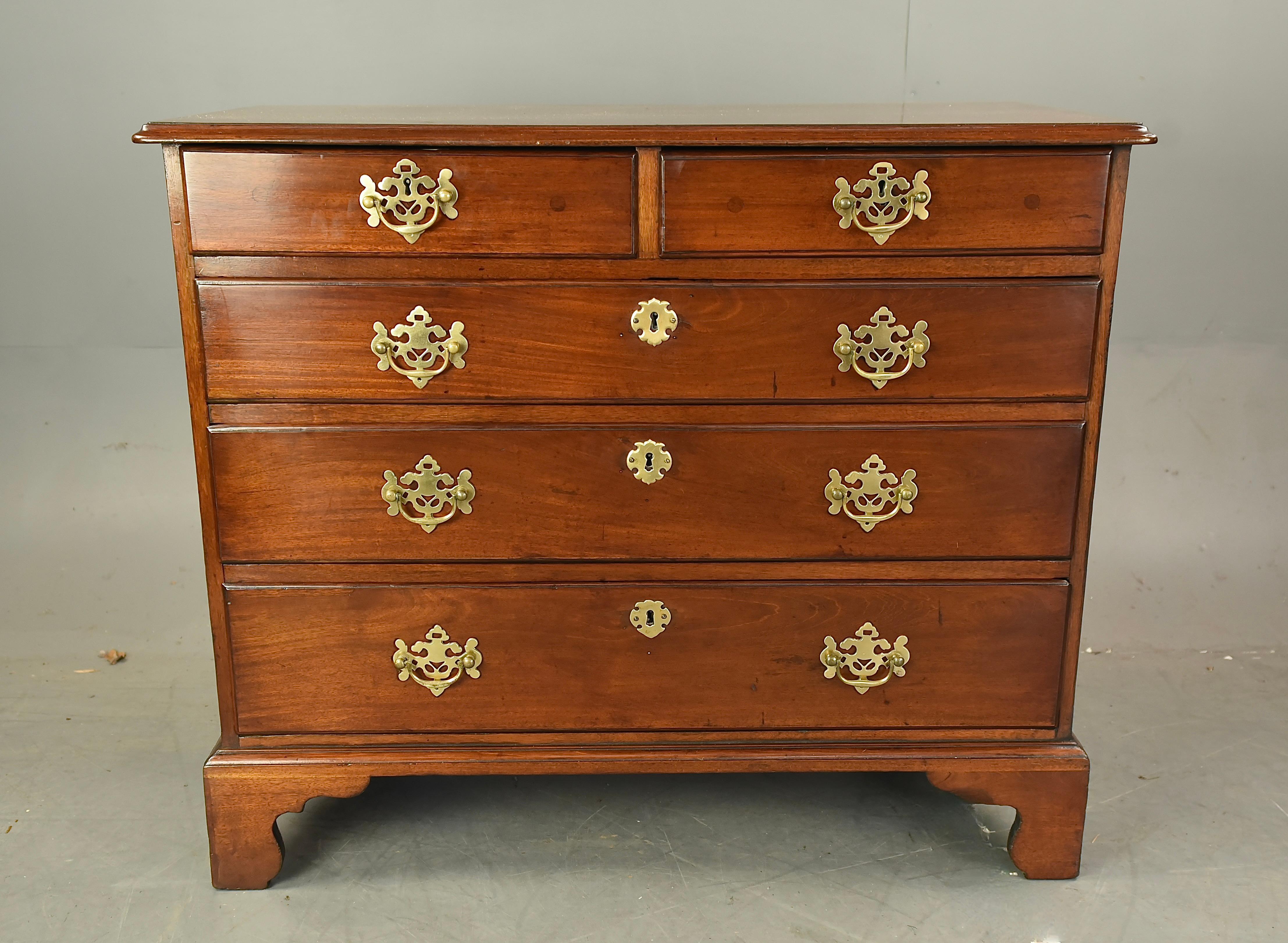 Good quality medium sized Georgian mahogany chest of drawers that has good oak lined drawers with front to back linings and fine hand cut dovetail joints .
All the drawers slide nice and smooth as they should. The chest is in great condition and has