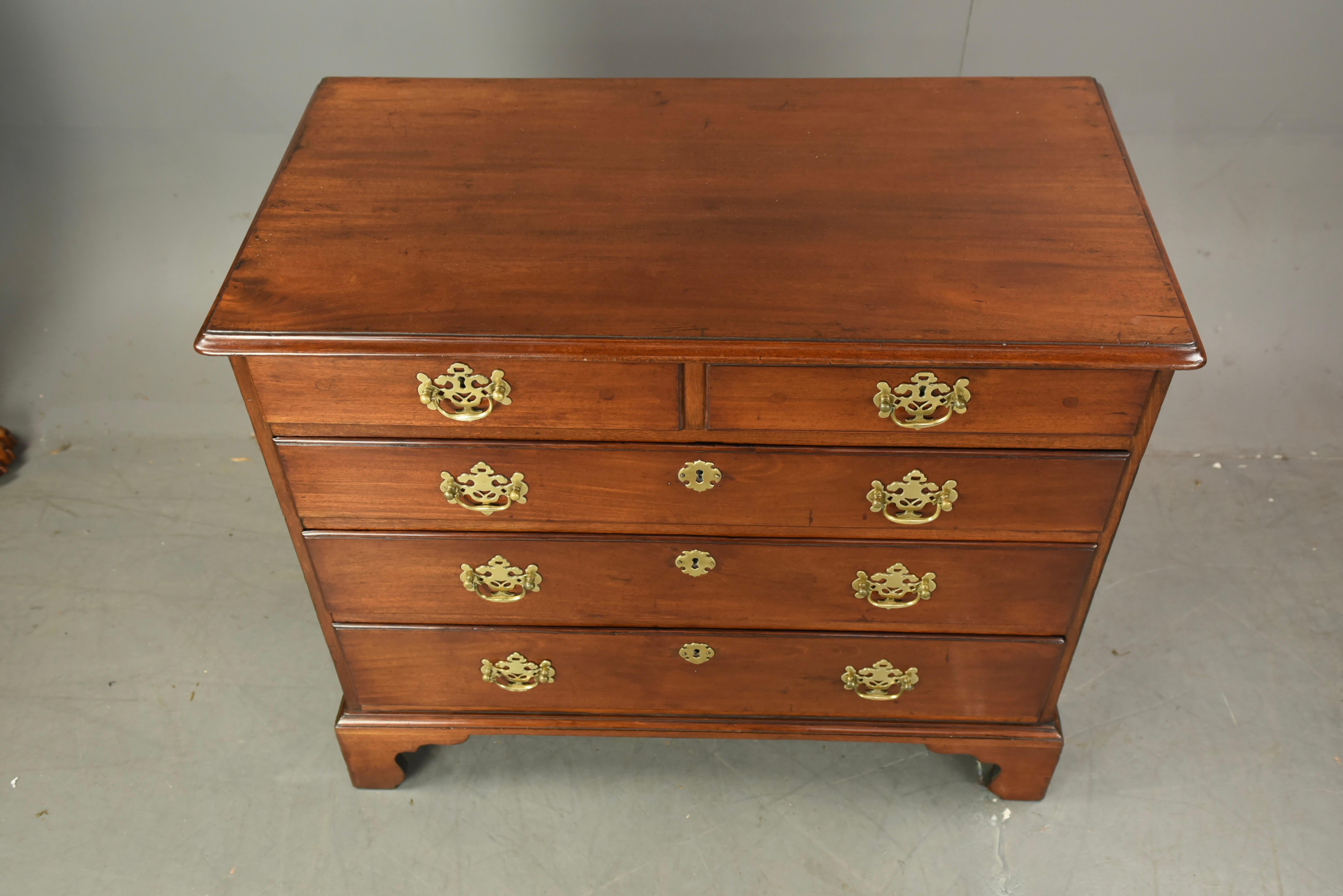 English 18th century Georgian mahogany chest of drawers commode  For Sale