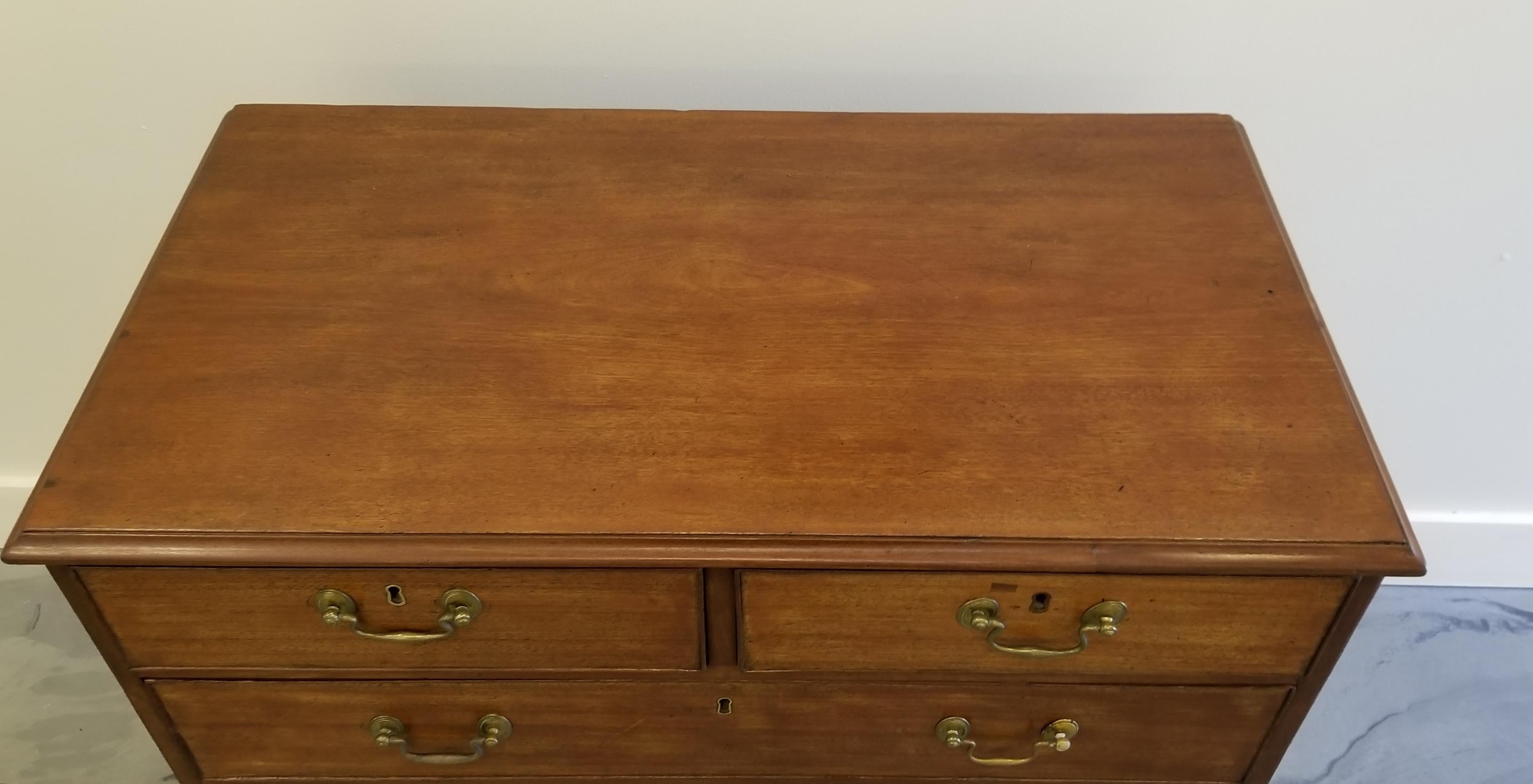 18th Century Georgian Mahogany Chest of Drawers For Sale 7