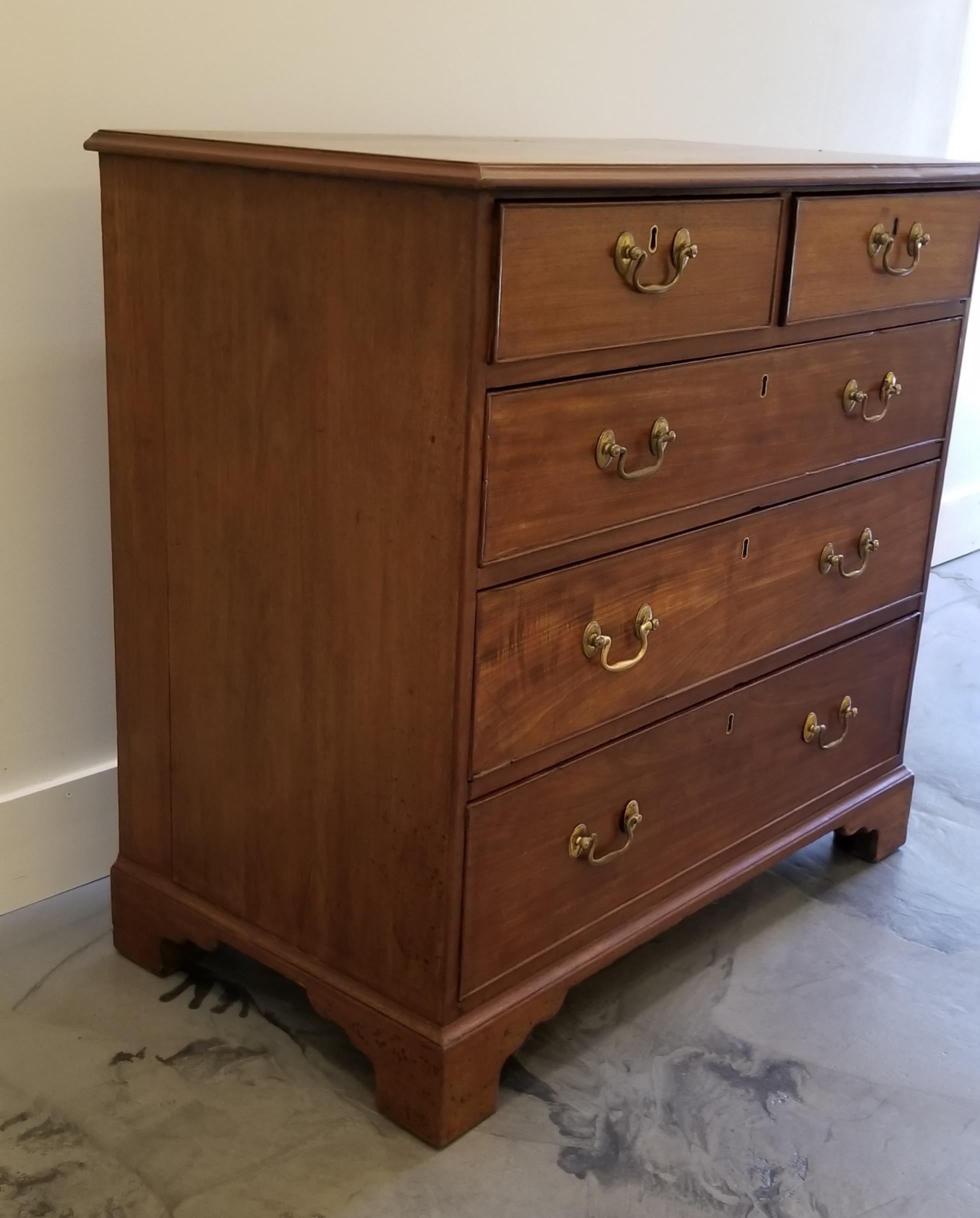 English 18th Century Georgian Mahogany Chest of Drawers For Sale