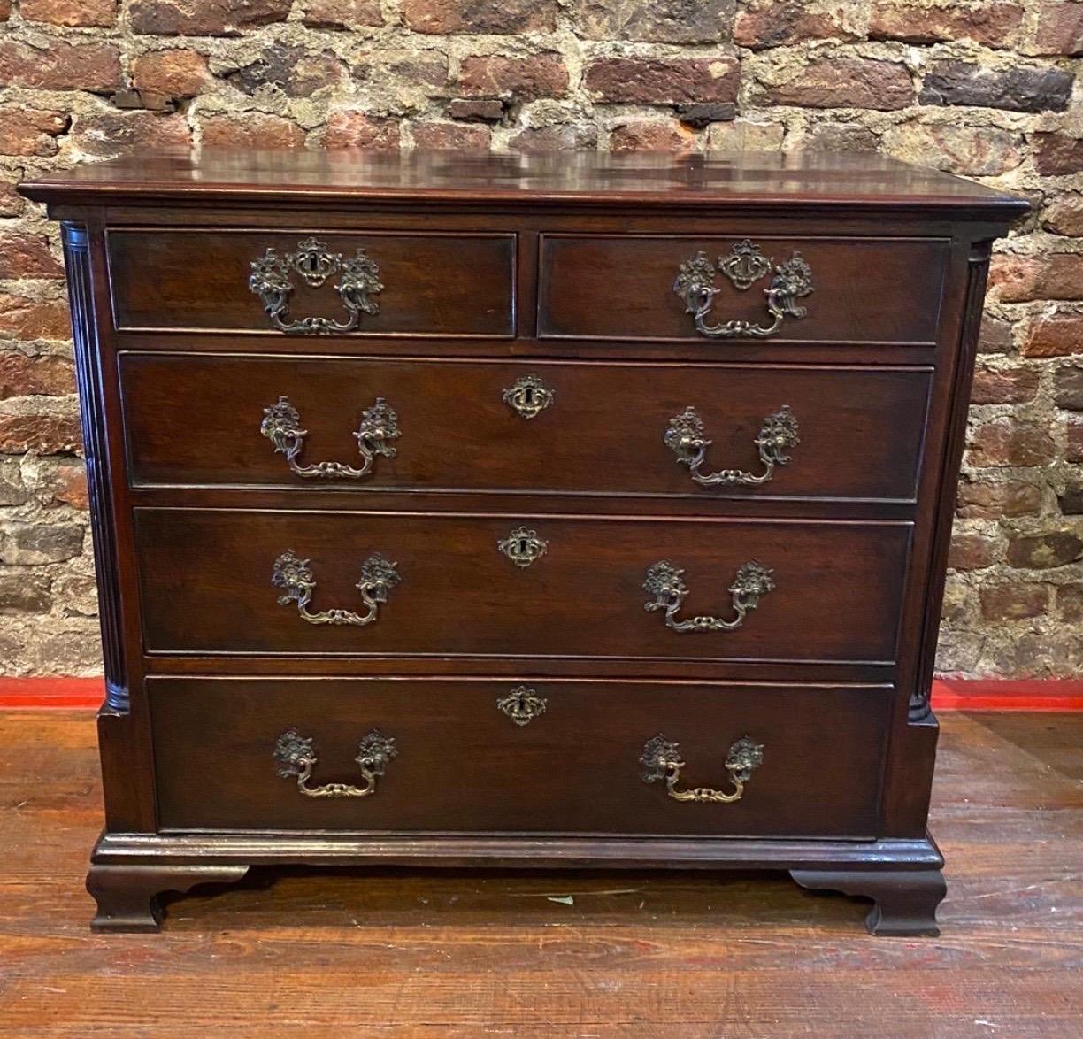 18th century Georgian mahogany chest of drawers with bracket feet, fluted quarter columns and molded top. Great color and condition. Pulls replaced.