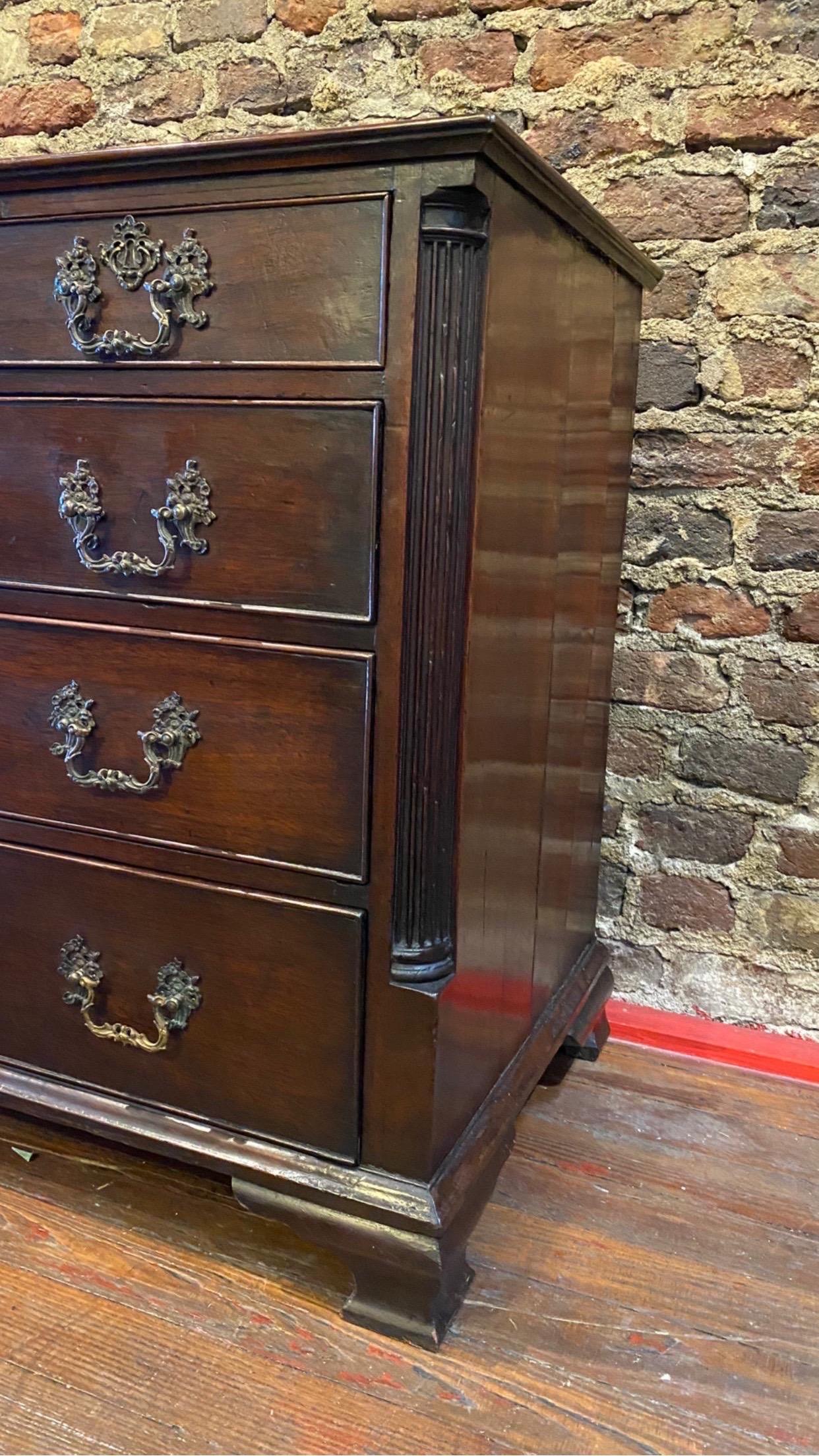 18th Century Georgian Mahogany Chest of Drawers with Bracket Feet For Sale 1