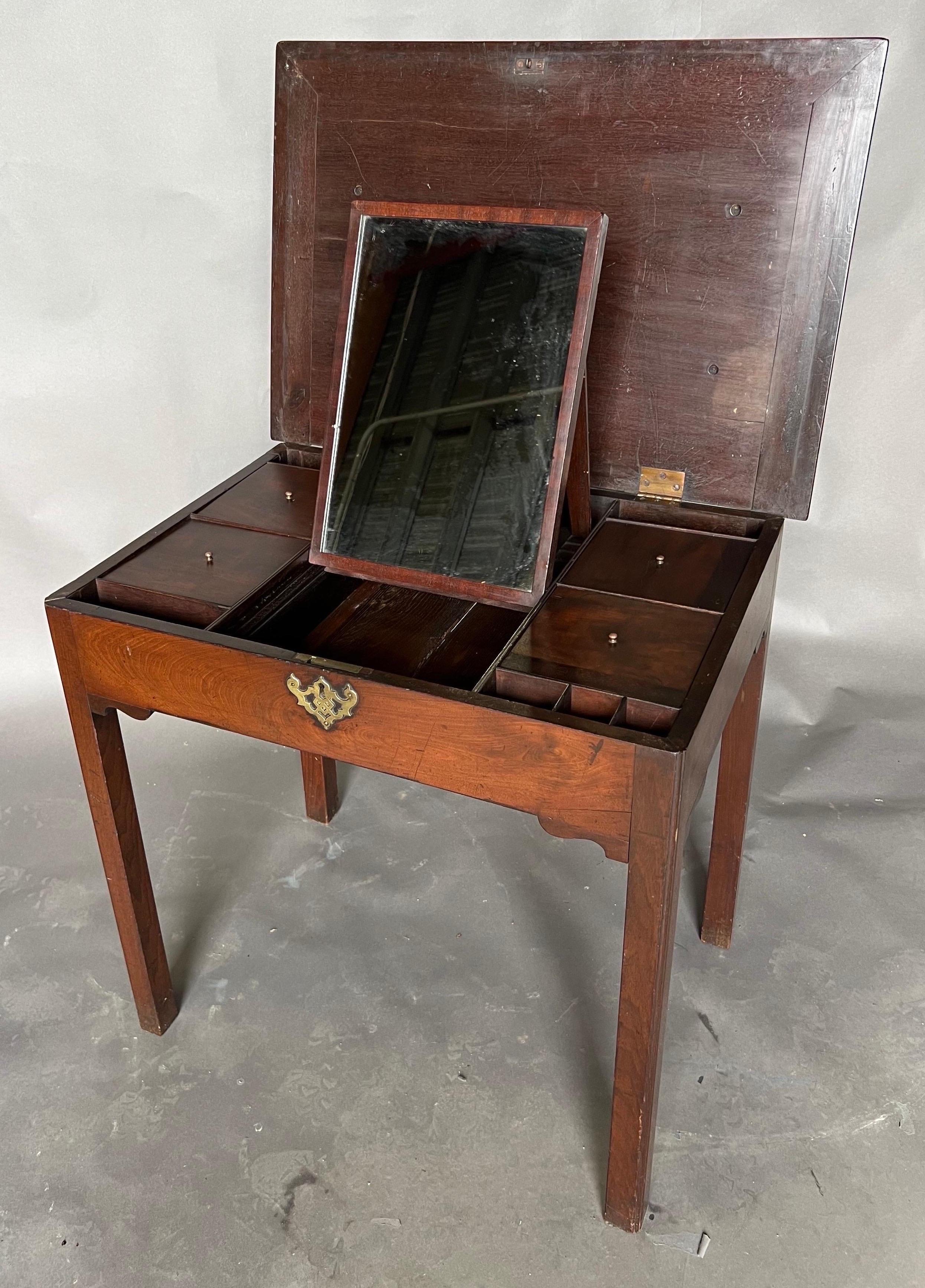 Fine 18th Century Georgian mahogany dressing table with lift top and sliding mirror and removable compartments. Dating from the mid 18th century, this piece is a fine example of the 
