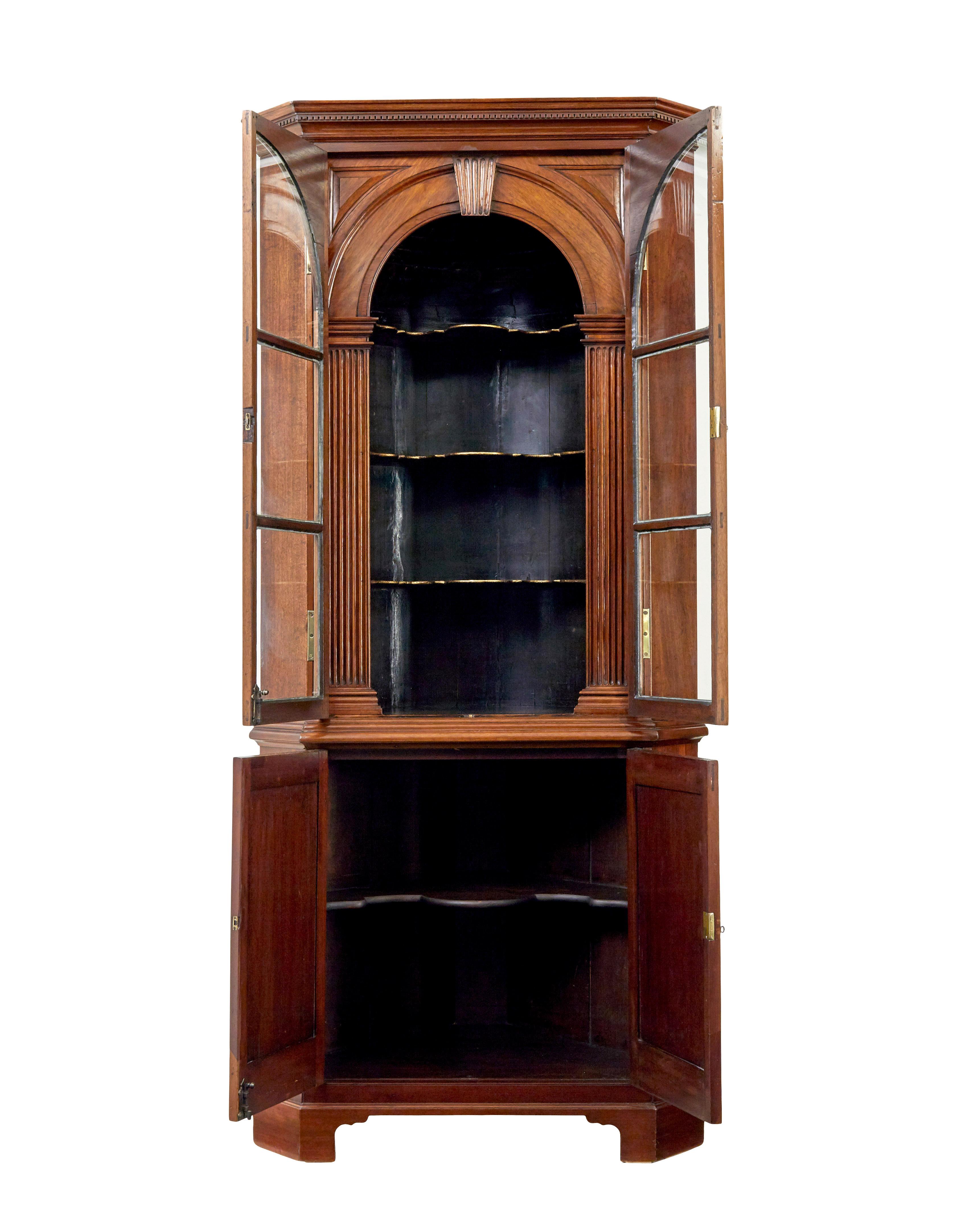 Armario esquinero georgiano de caoba del siglo XVIII, hacia 1790.

Consta de 1 parte.

Armario esquinero de caoba y cristal de buena calidad de la época georgiana inglesa.  Cornisa de forma arquitectónica con detalle de moldura dentilada.  Debajo