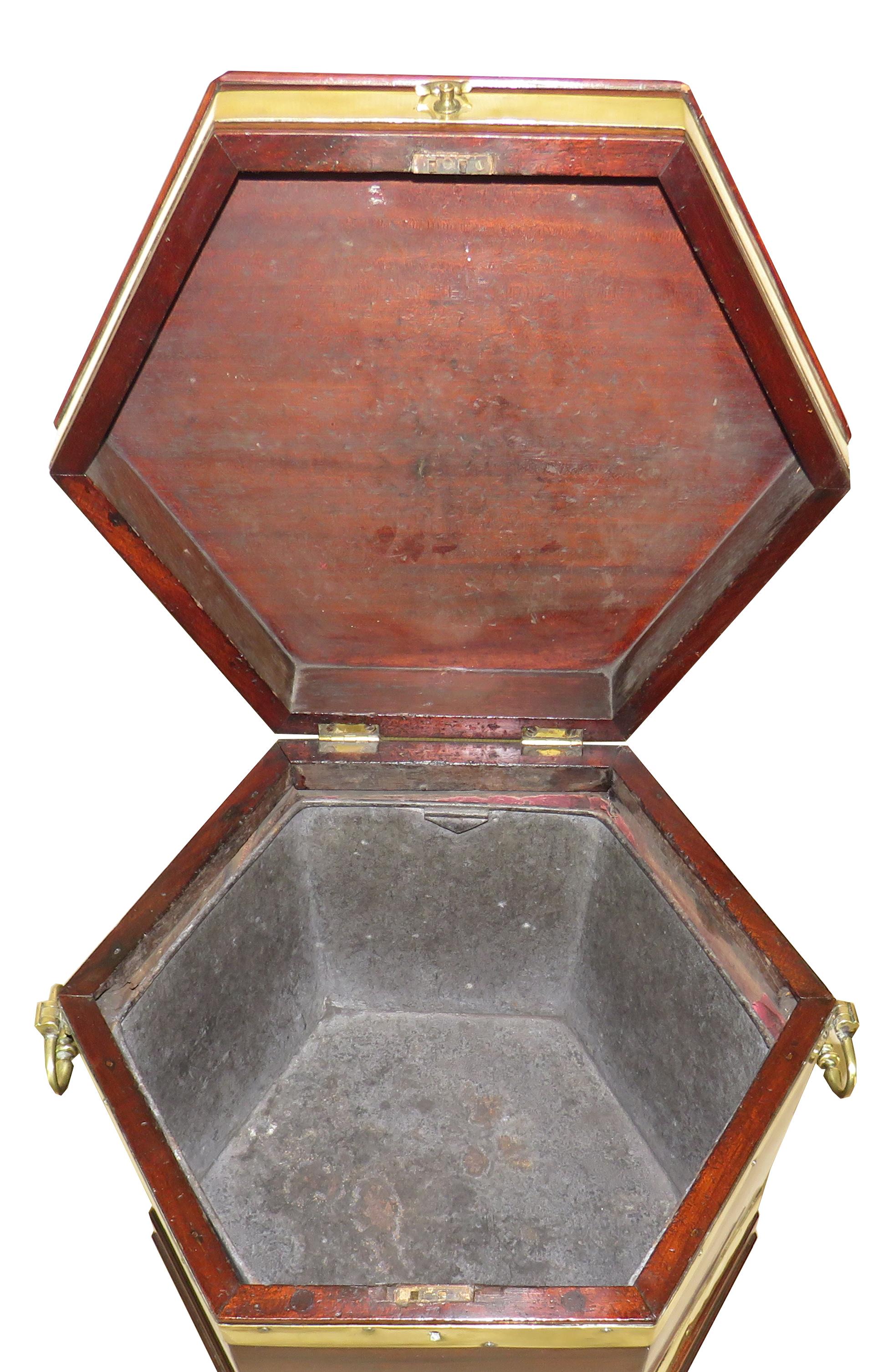 18th Century Georgian Mahogany Hexagonal Cellarette In Good Condition In Bedfordshire, GB