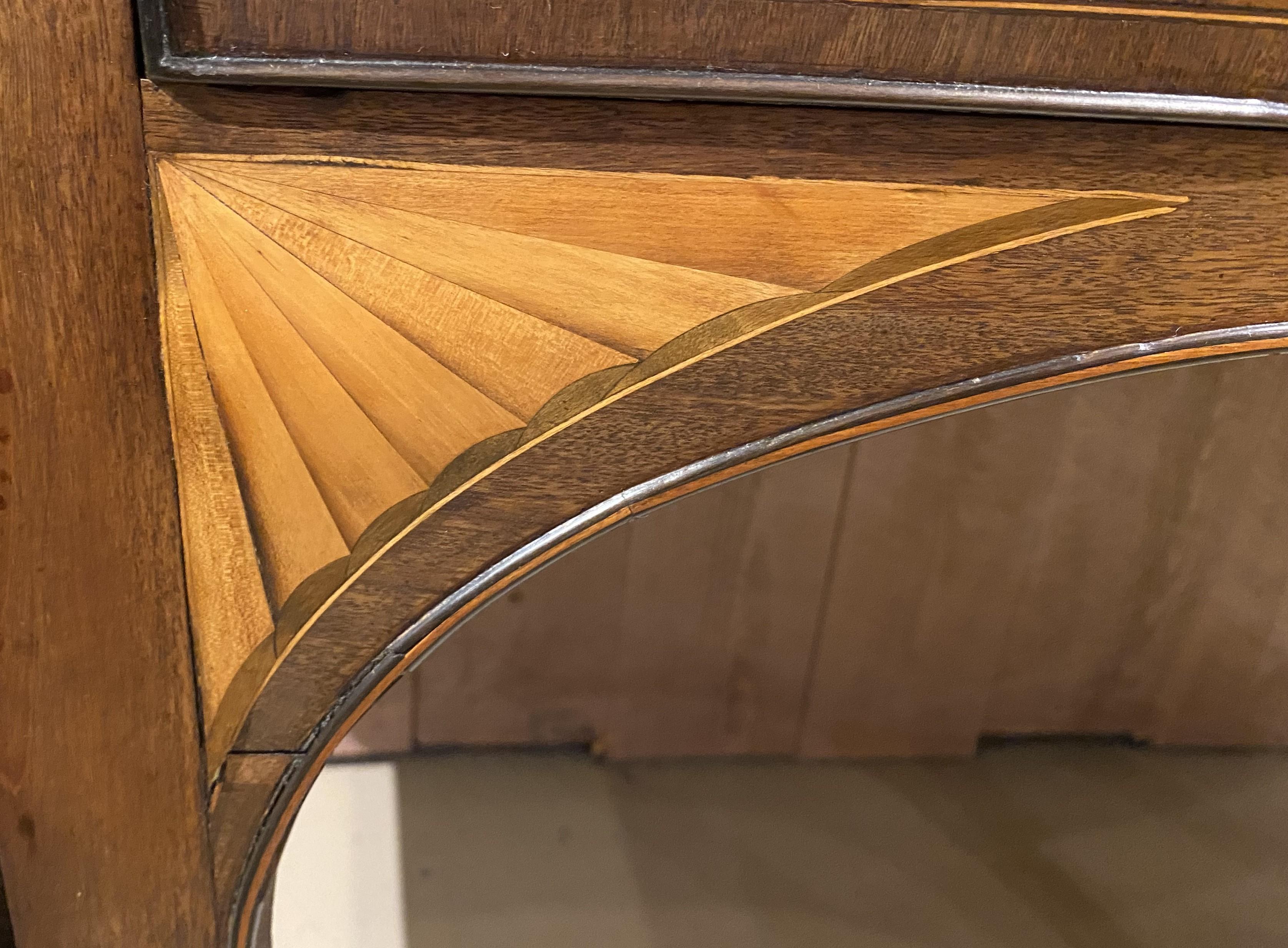 Aparador georgiano del siglo XVIII de caoba con incrustaciones y frente de arco de grandes proporciones en venta 2