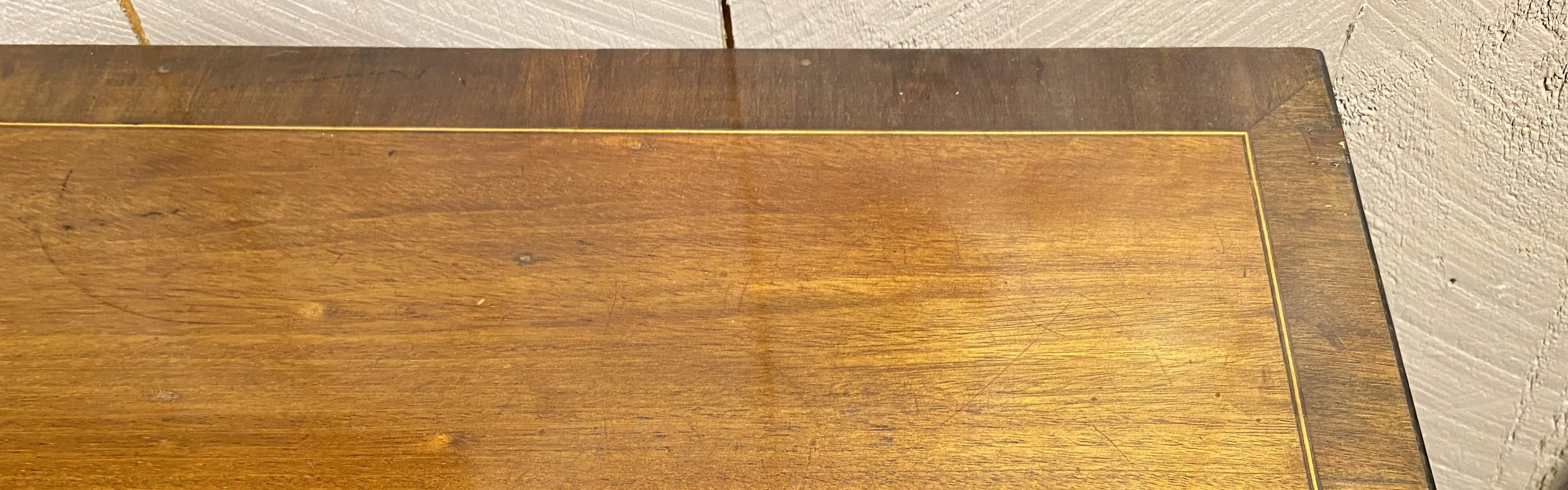 Aparador georgiano del siglo XVIII de caoba con incrustaciones y frente de arco de grandes proporciones en venta 5