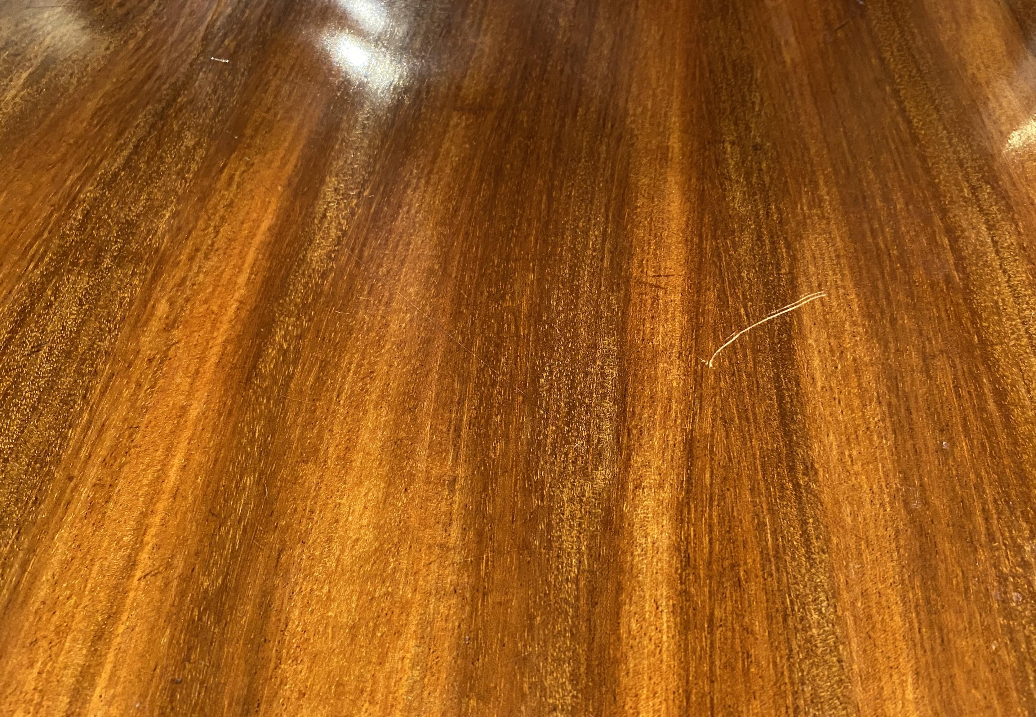 Aparador georgiano del siglo XVIII de caoba con incrustaciones y frente de arco de grandes proporciones en venta 6