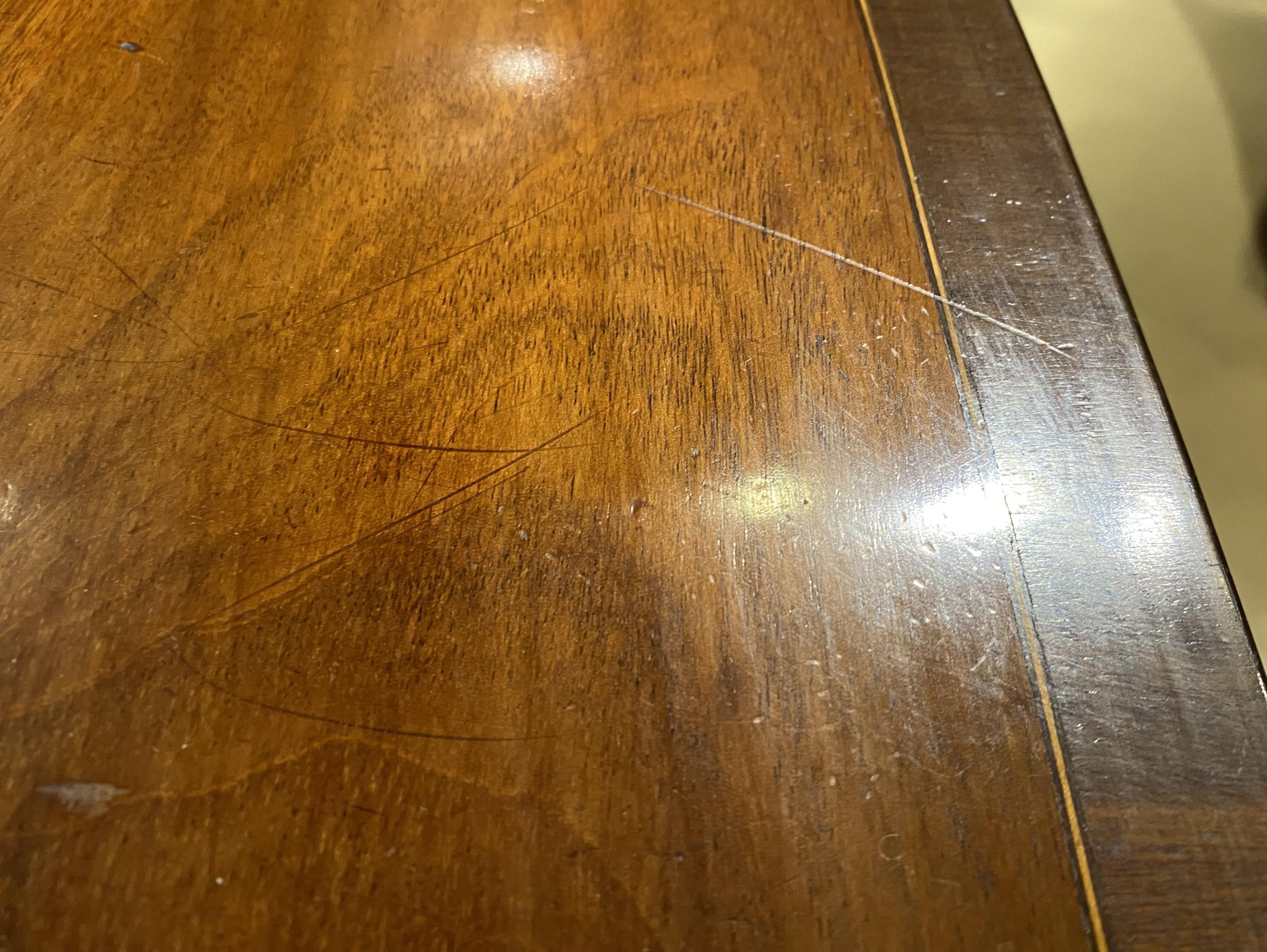 Aparador georgiano del siglo XVIII de caoba con incrustaciones y frente de arco de grandes proporciones en venta 7