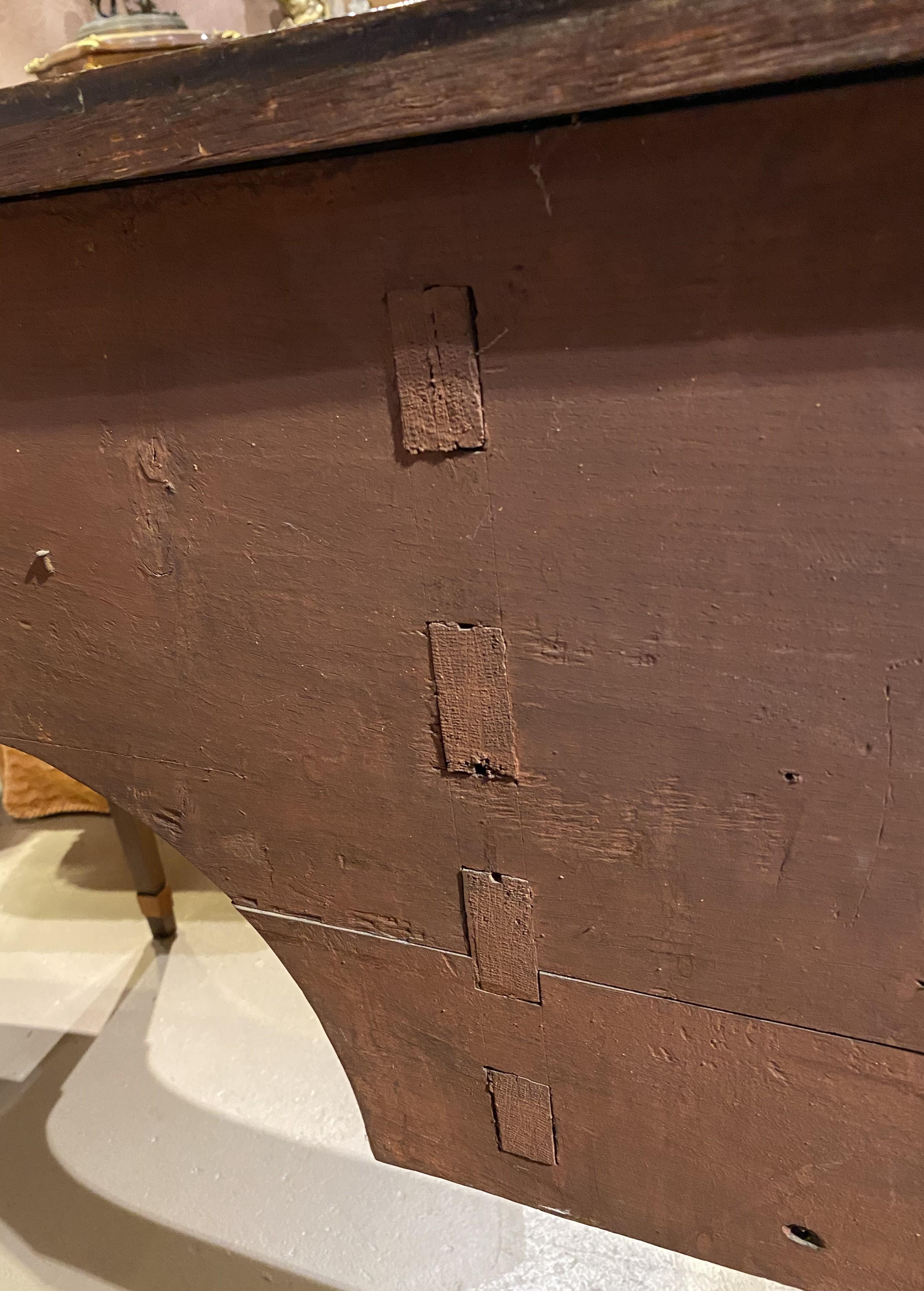 Aparador georgiano del siglo XVIII de caoba con incrustaciones y frente de arco de grandes proporciones en venta 10