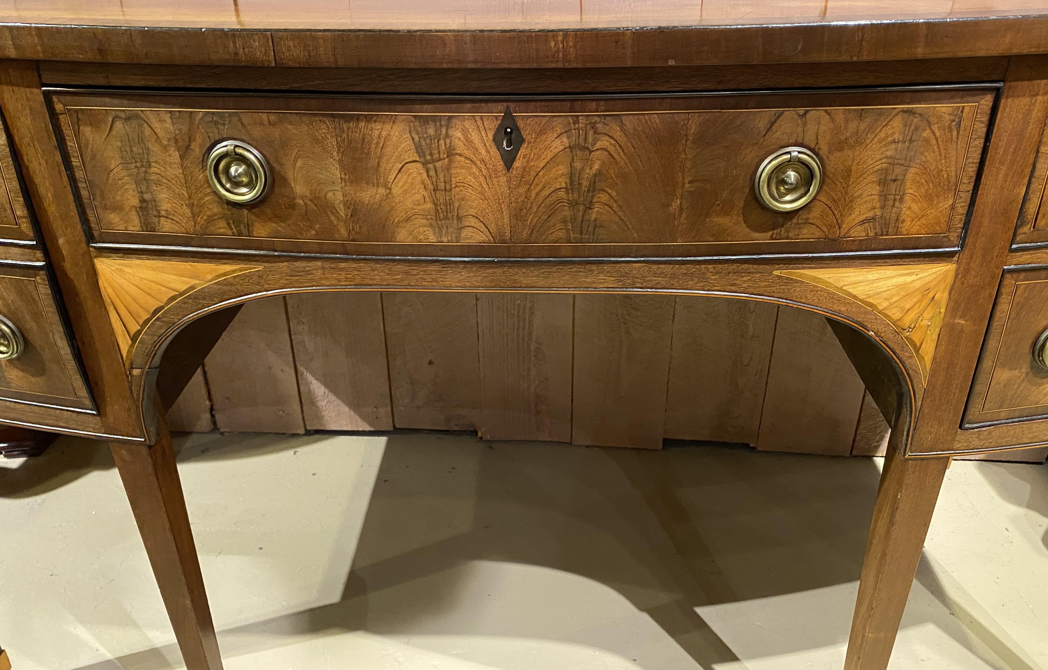 Aparador georgiano del siglo XVIII de caoba con incrustaciones y frente de arco de grandes proporciones Inglés en venta