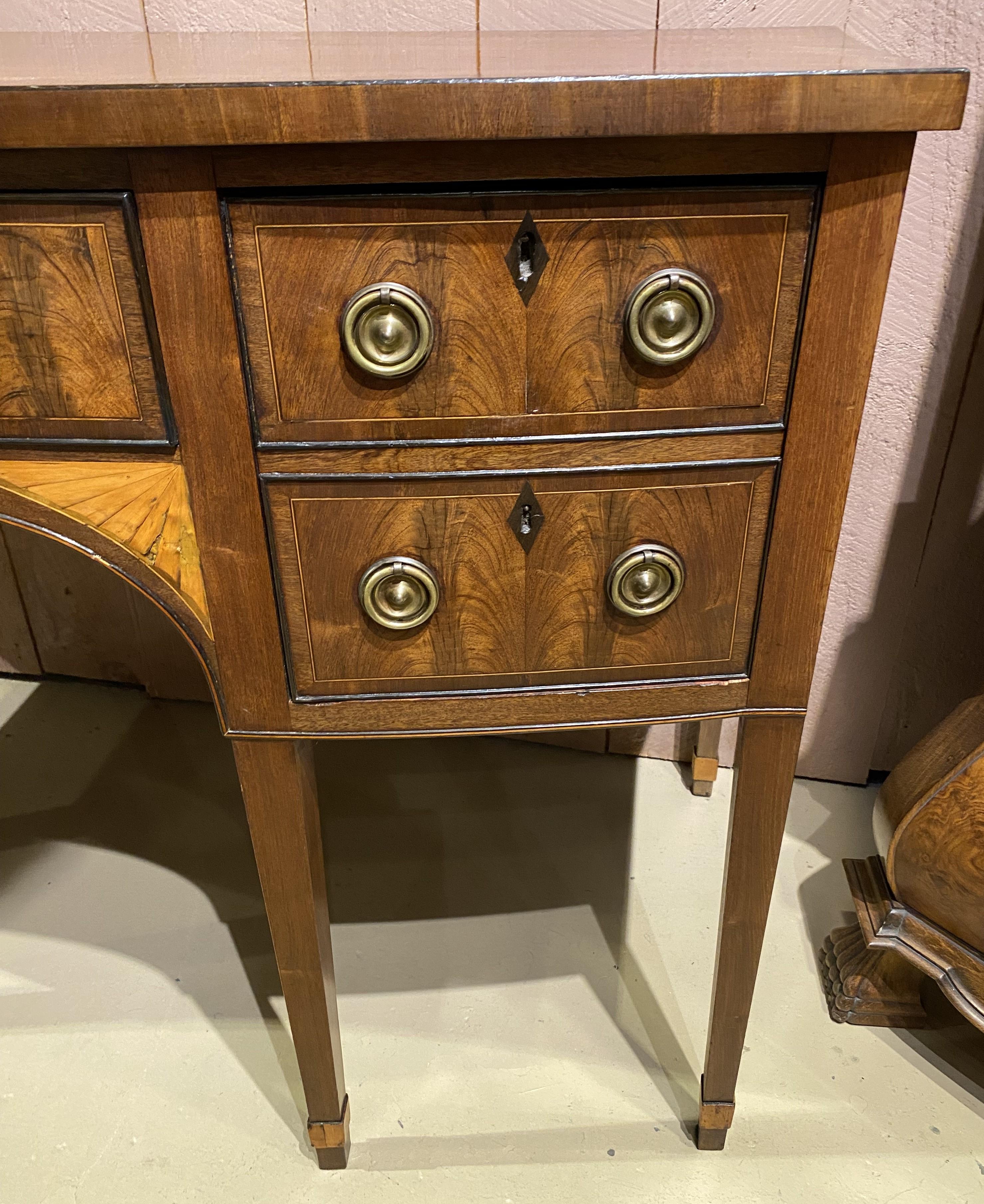 Aparador georgiano del siglo XVIII de caoba con incrustaciones y frente de arco de grandes proporciones Tallado a mano en venta