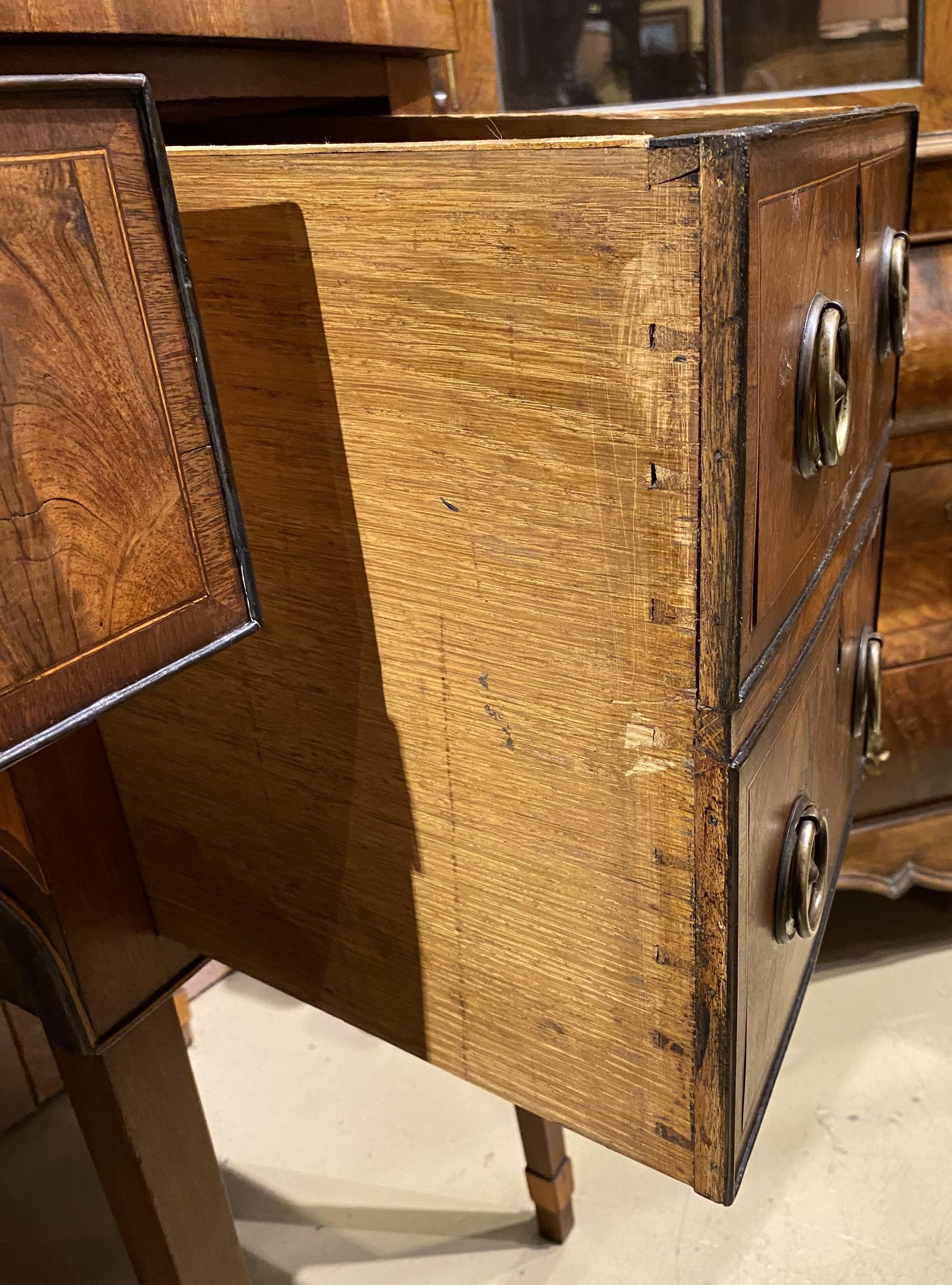 Aparador georgiano del siglo XVIII de caoba con incrustaciones y frente de arco de grandes proporciones en venta 1