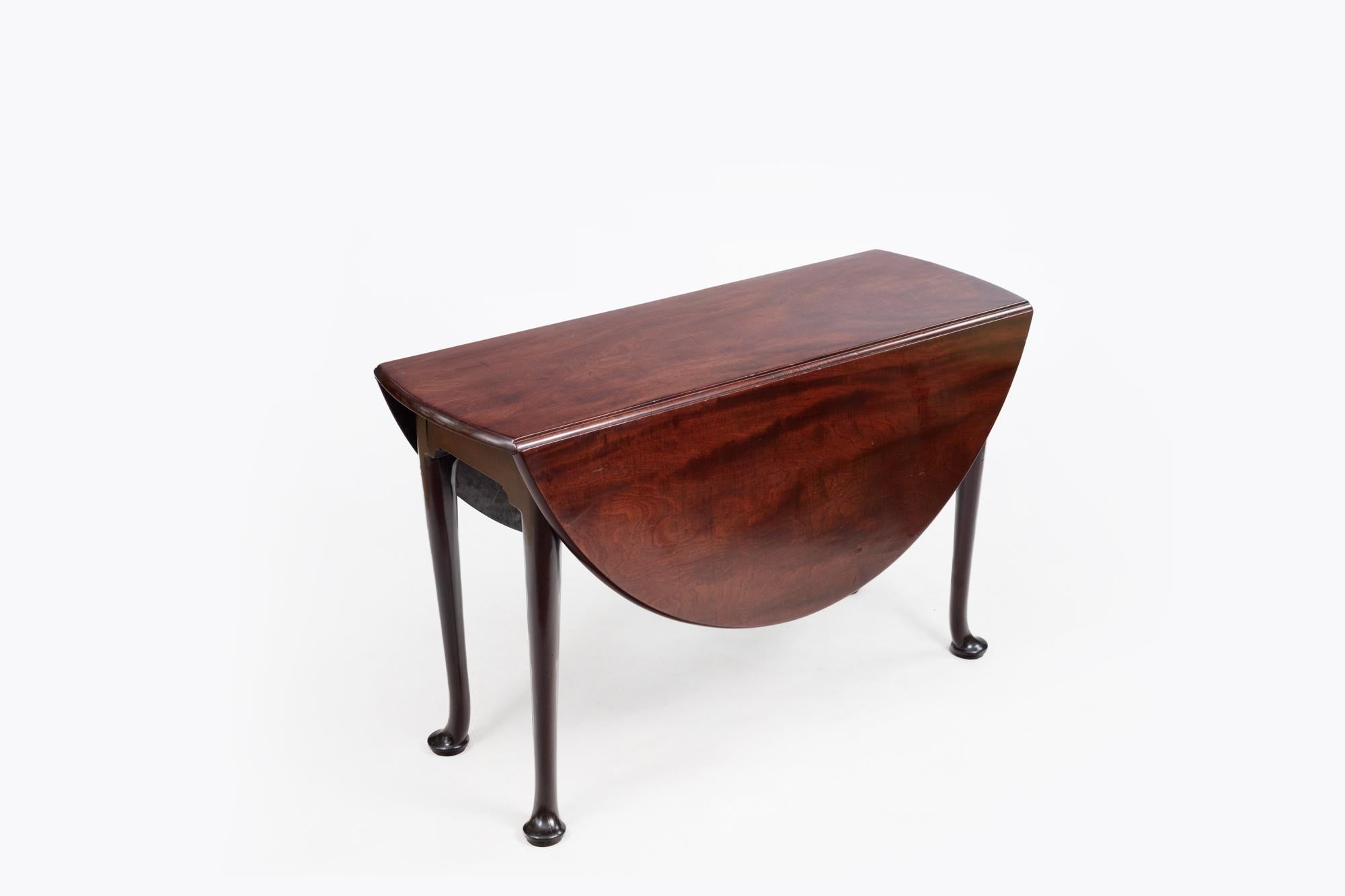English 18th Century Georgian Mahogany Oval Drop-Leaf Table For Sale