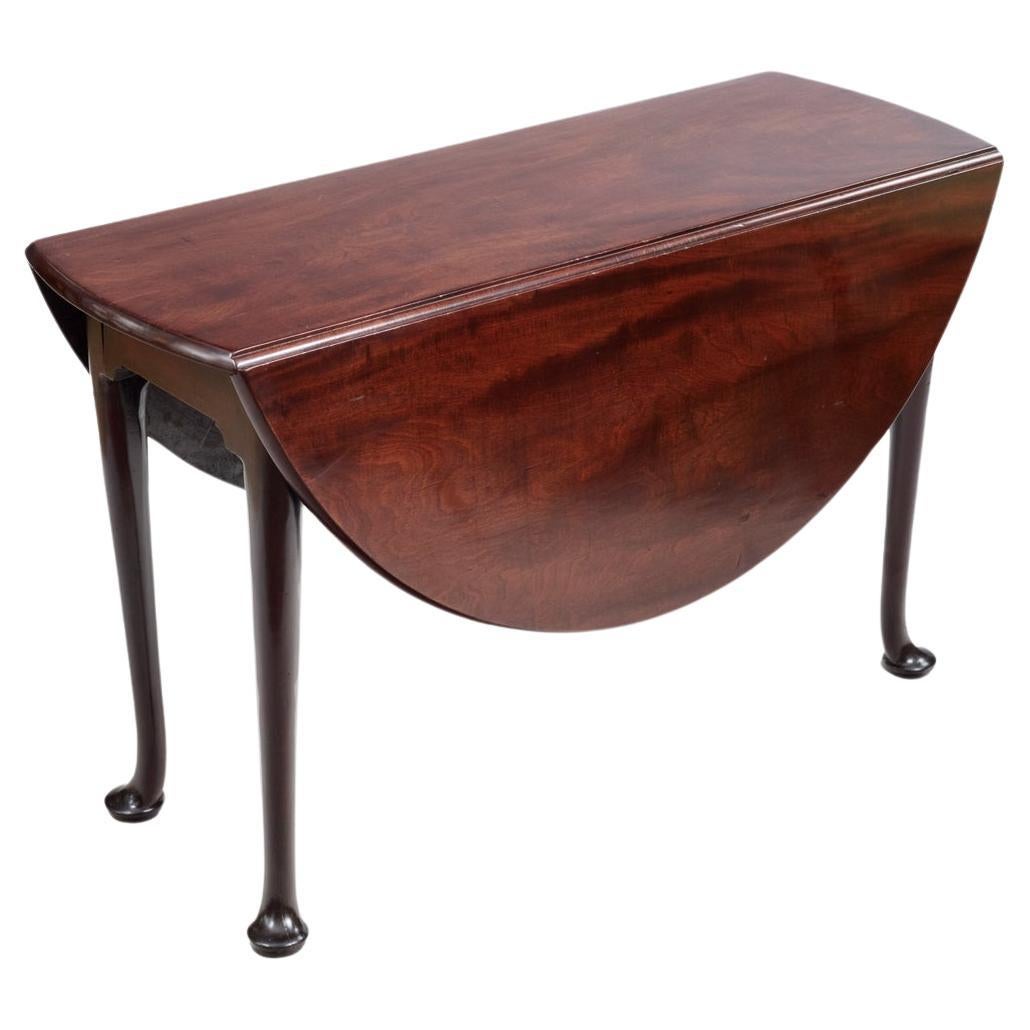 18th Century Georgian Mahogany Oval Drop-Leaf Table For Sale