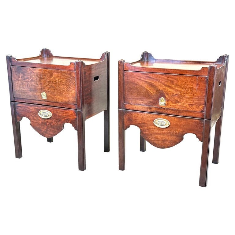 18th Century Mahogany Pair of Bedside Night Tables For Sale at