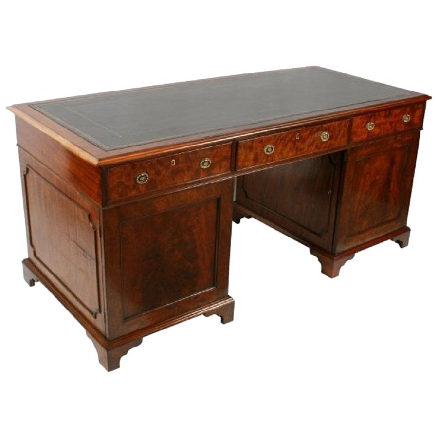 18th Century Georgian Mahogany Pedestal Desk For Sale