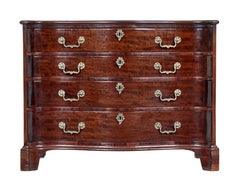Commode serpentine en acajou de style géorgien du XVIIIe siècle
